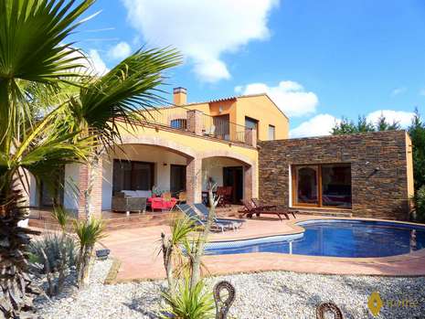 Magnificent villa for sale within the Golf of Peralada