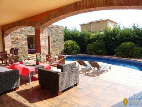 Magnificent villa for sale within the Golf of Peralada