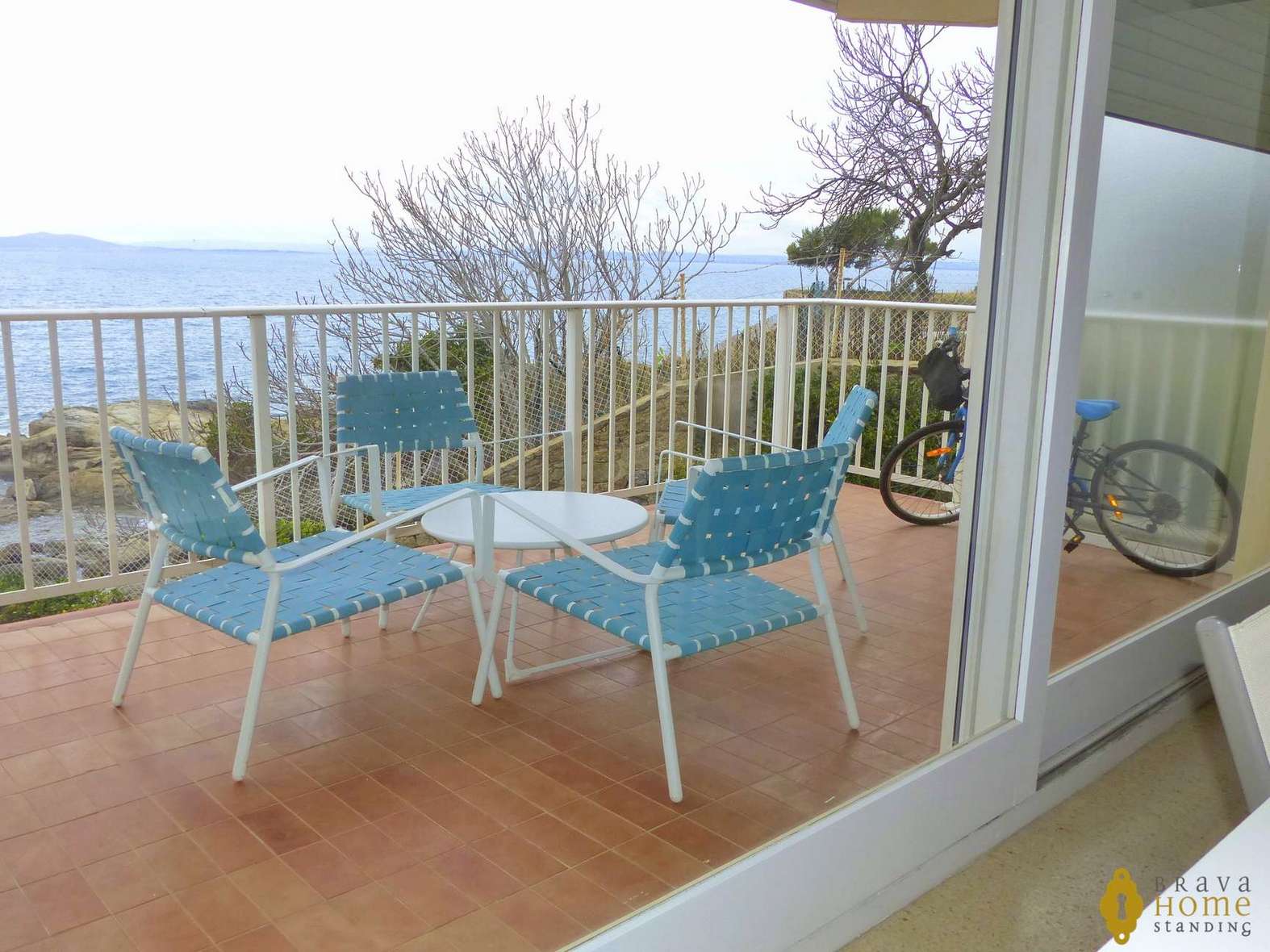 Beautiful apartment in 1rst line of sea with pool for sale in Rosas