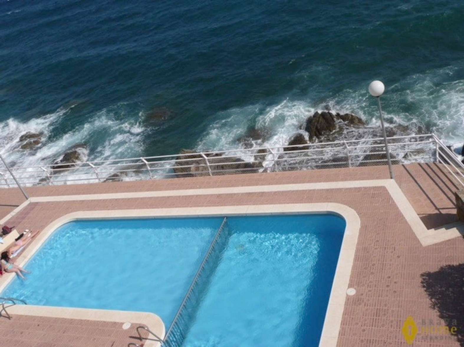 Splendide appartement en 1ère ligne de mer avec piscine à Rosas