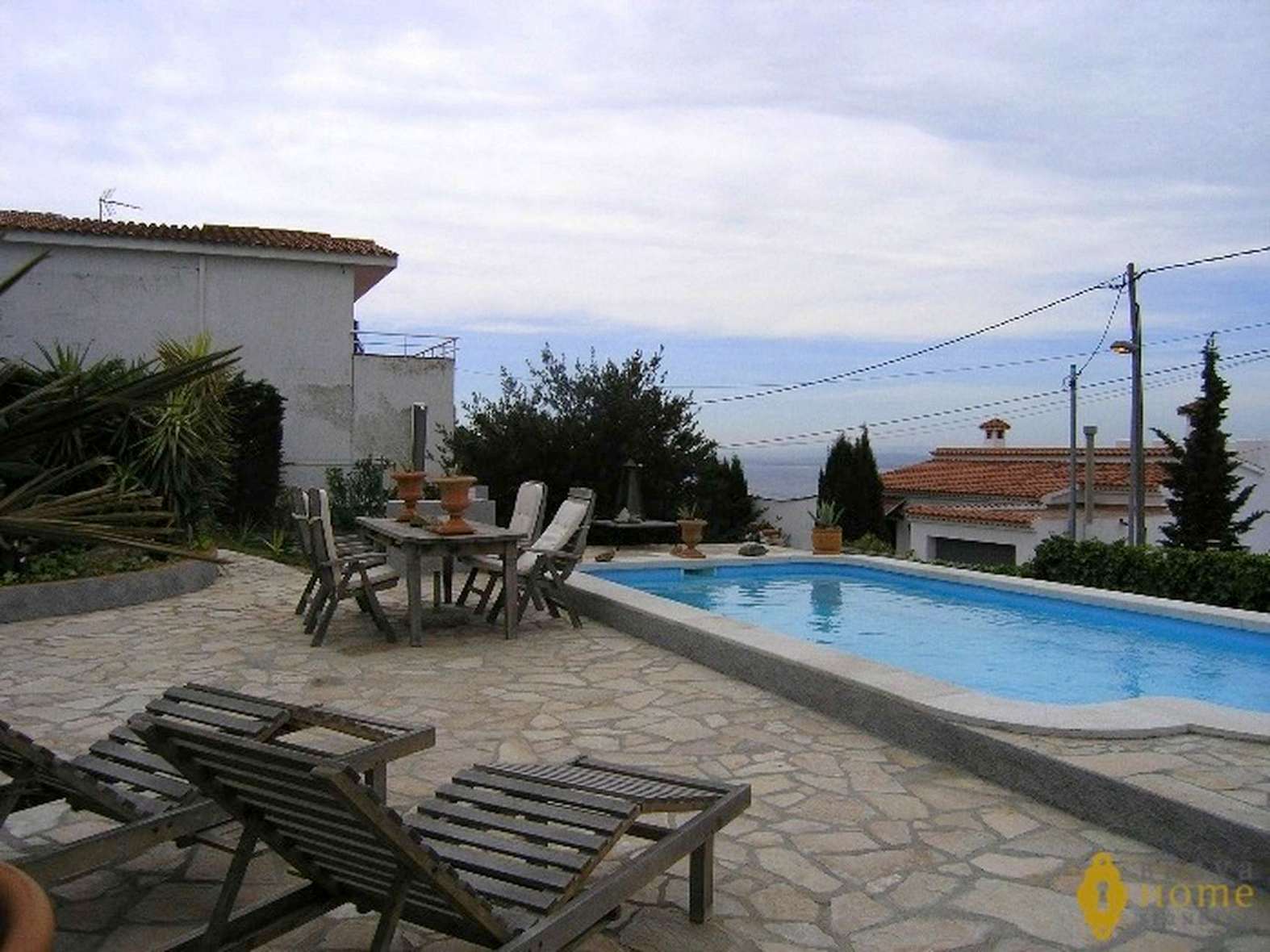Beautiful villa with pool and small sea view for sale in Rosas