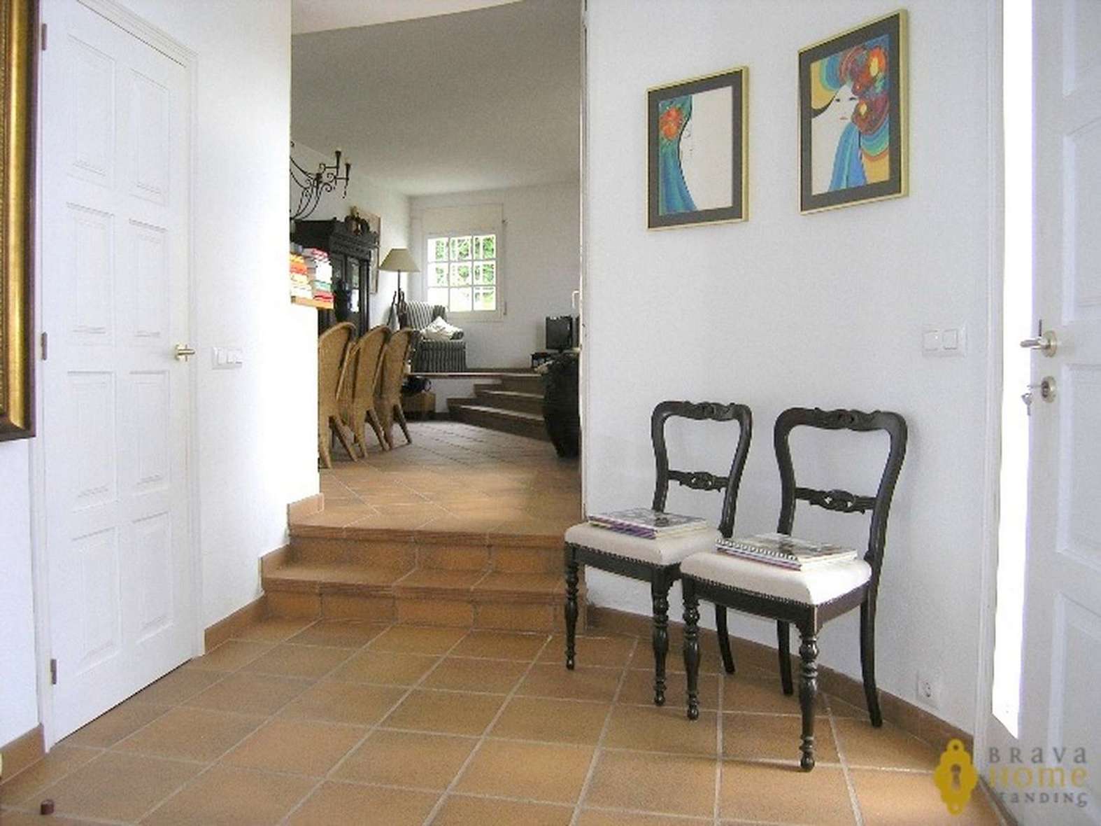 Beautiful villa with pool and small sea view for sale in Rosas