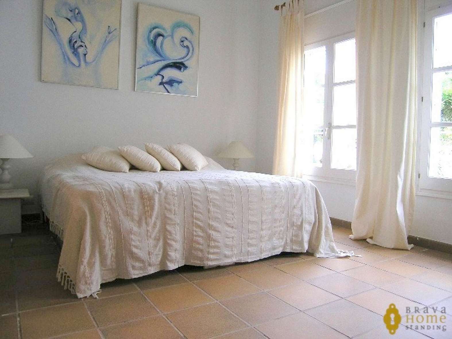 Beautiful villa with pool and small sea view for sale in Rosas