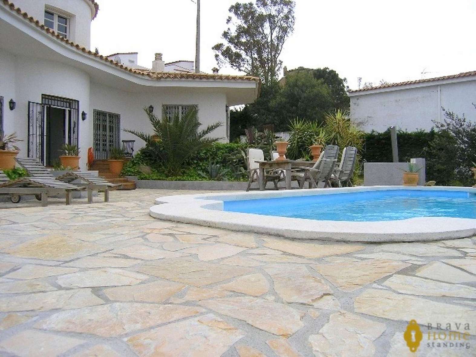 Beautiful villa with pool and small sea view for sale in Rosas