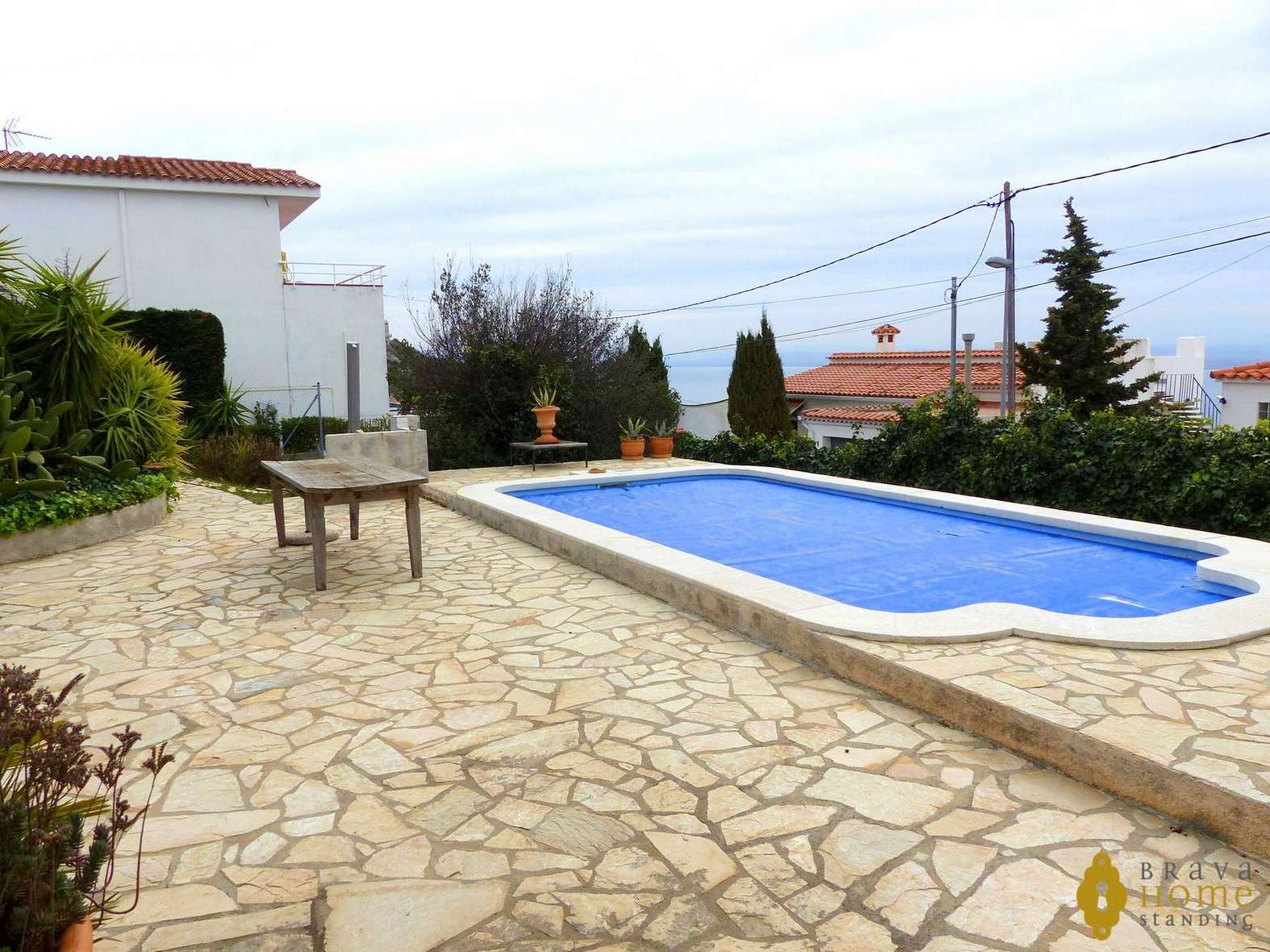 Beautiful villa with pool and small sea view for sale in Rosas