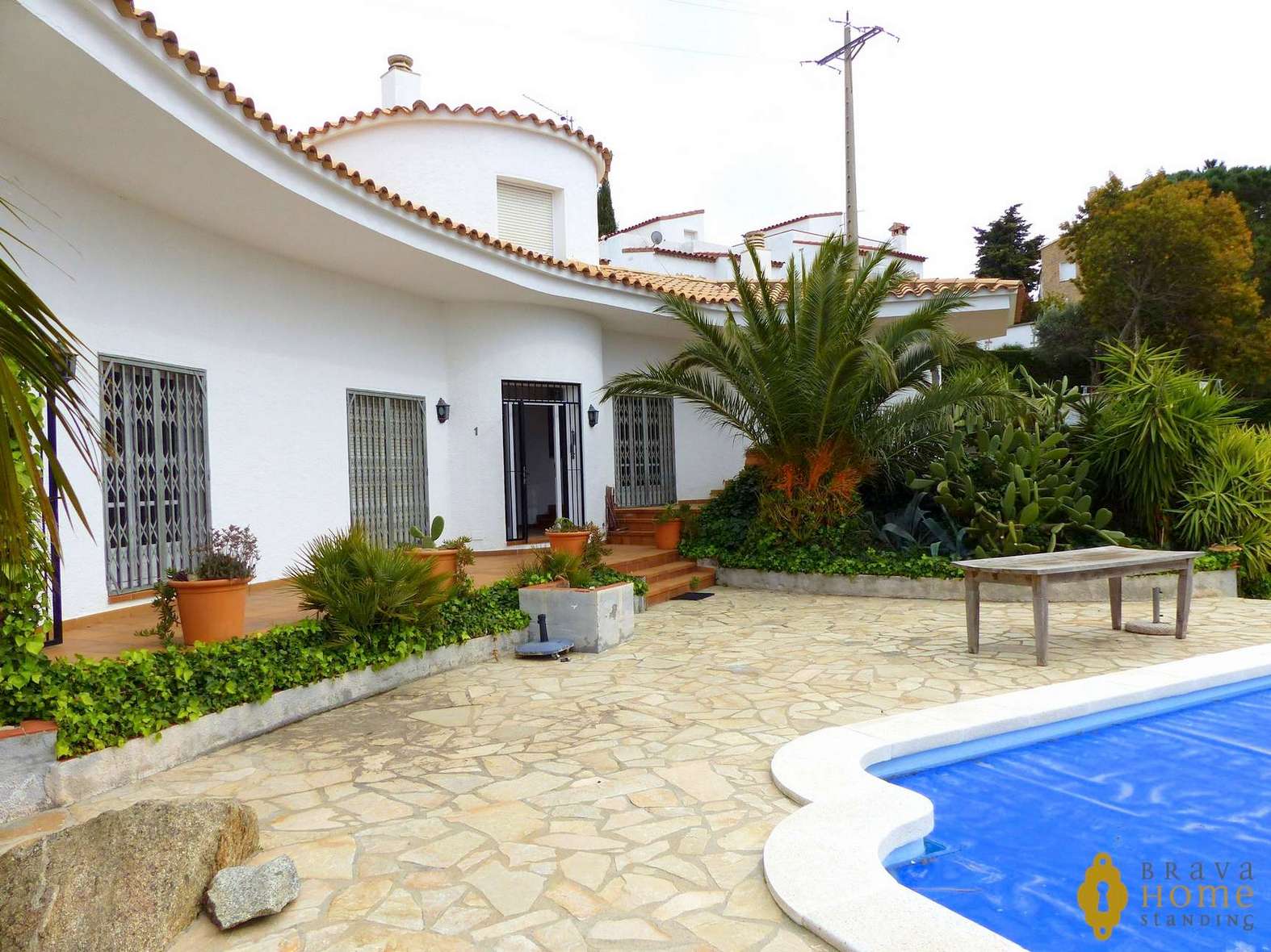 Beautiful villa with pool and small sea view for sale in Rosas