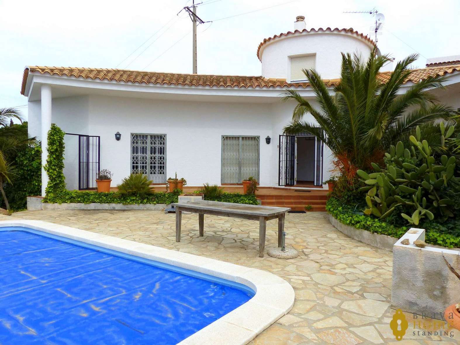 Preciosa villa con piscina y pequeñas vistas al mar en venta en Rosas