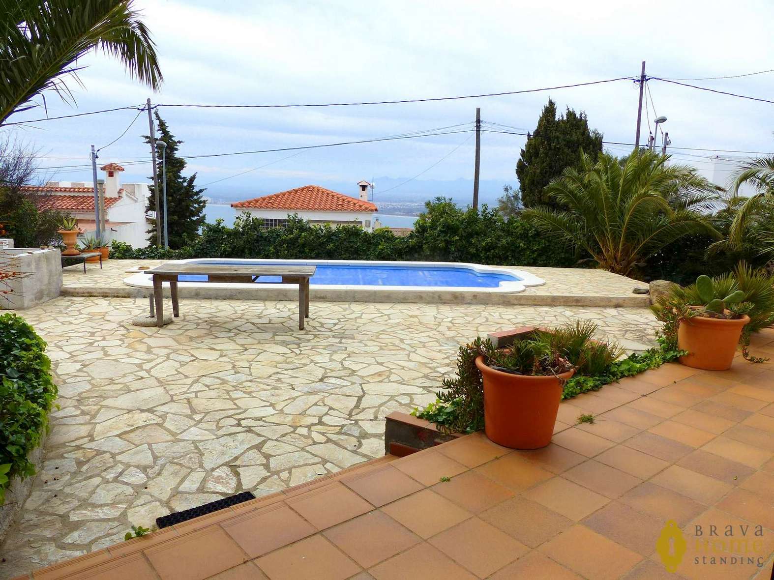 Preciosa villa con piscina y pequeñas vistas al mar en venta en Rosas