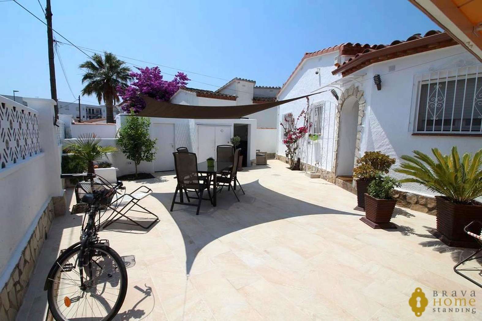 Bonica casa totalment reformada amb piscina en venda a Empuriabrava