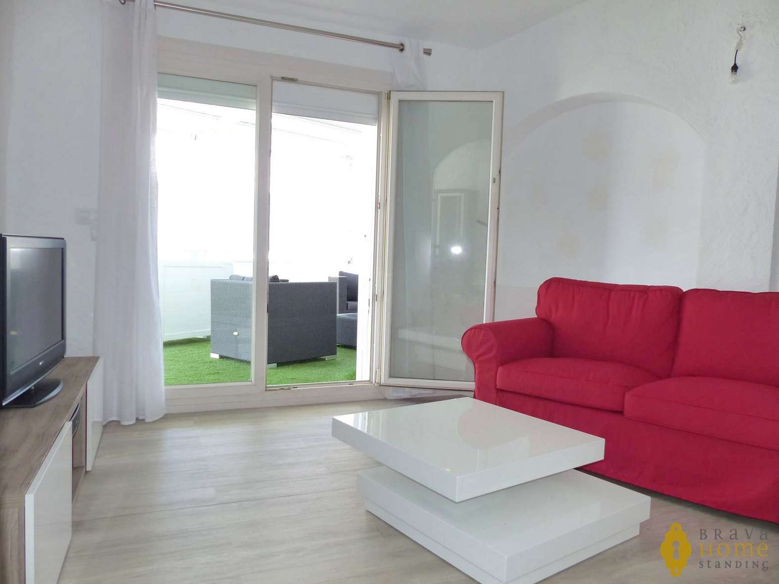 Bonica casa totalment reformada amb piscina en venda a Empuriabrava