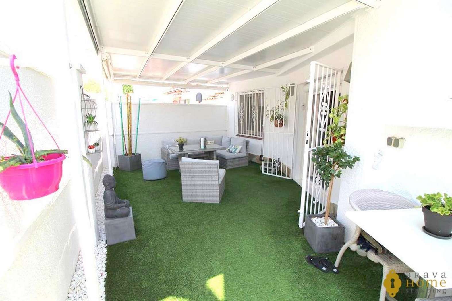 Bonica casa totalment reformada amb piscina en venda a Empuriabrava
