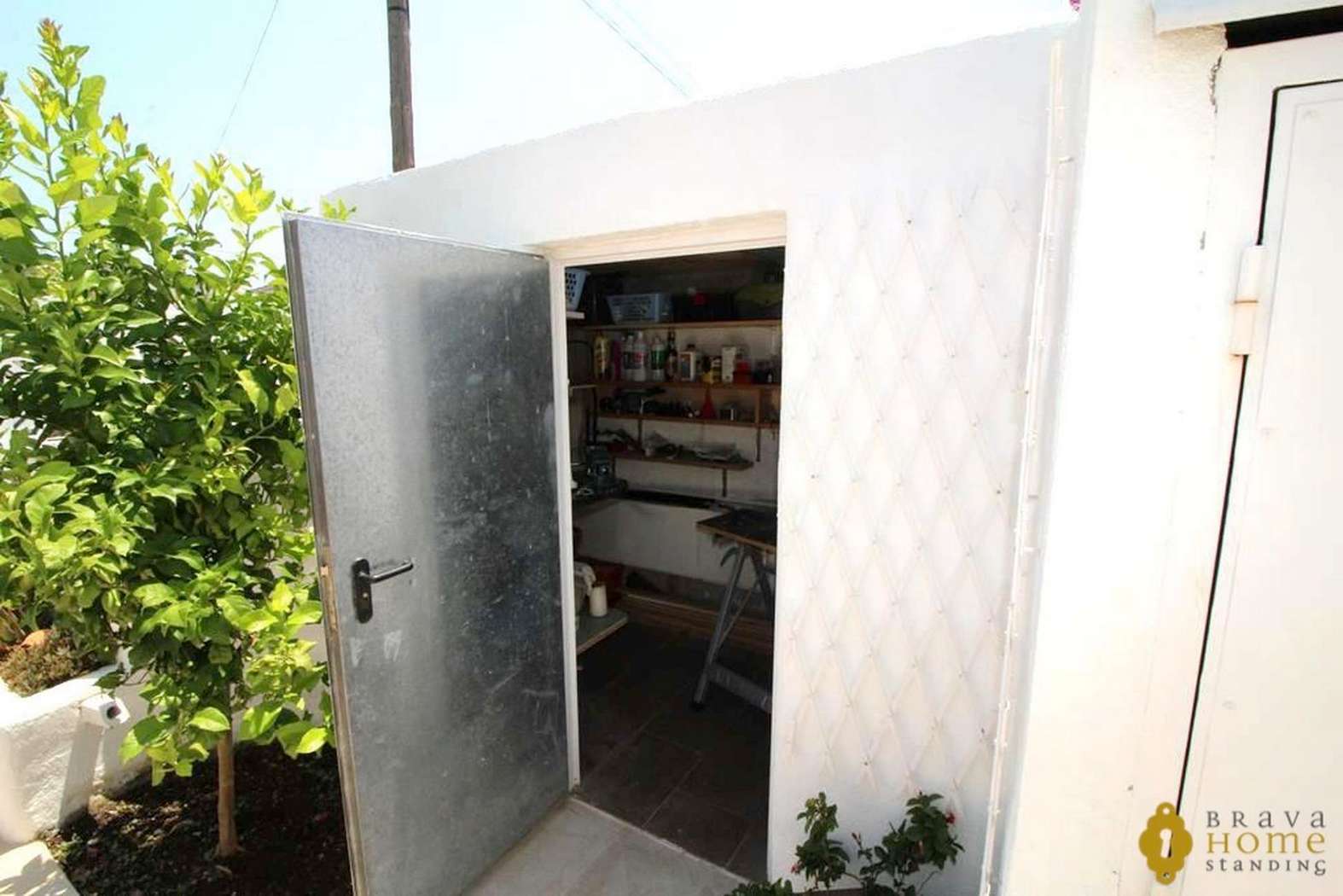 Bonica casa totalment reformada amb piscina en venda a Empuriabrava