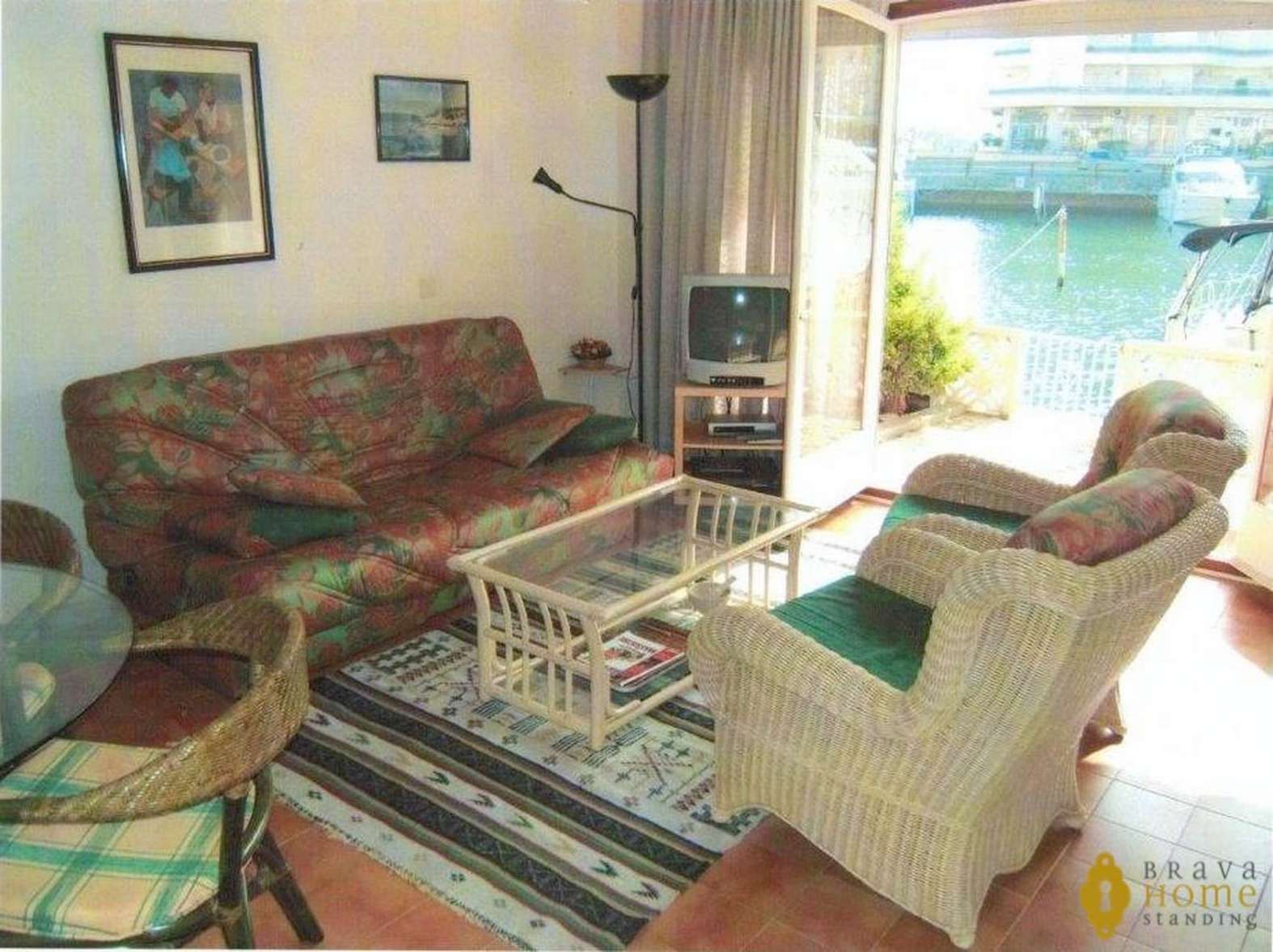 Precioso apartamento con amarre para velero, en venta en Empuriabrava