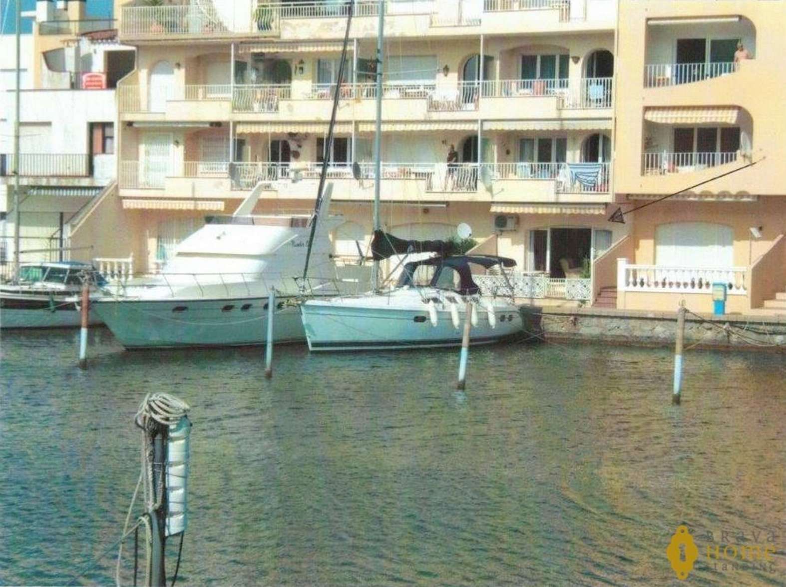 Beautiful apartment with sailboat mooring, for sale in Empuriabrava 