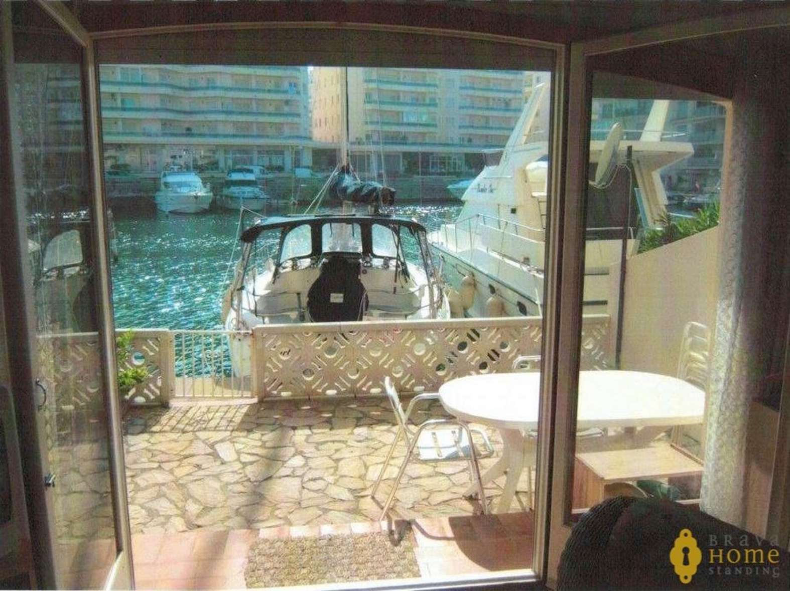 Beautiful apartment with sailboat mooring, for sale in Empuriabrava 