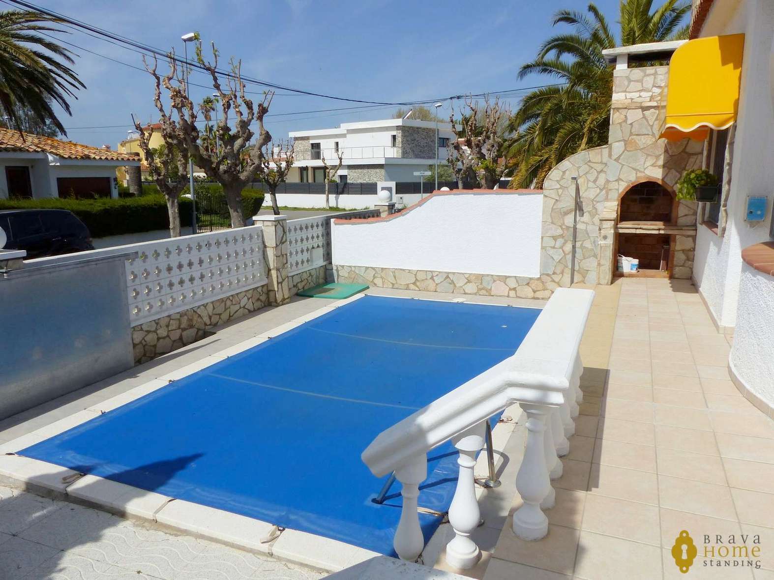 Preciosa villa con piscina en venta en Empuriabrava