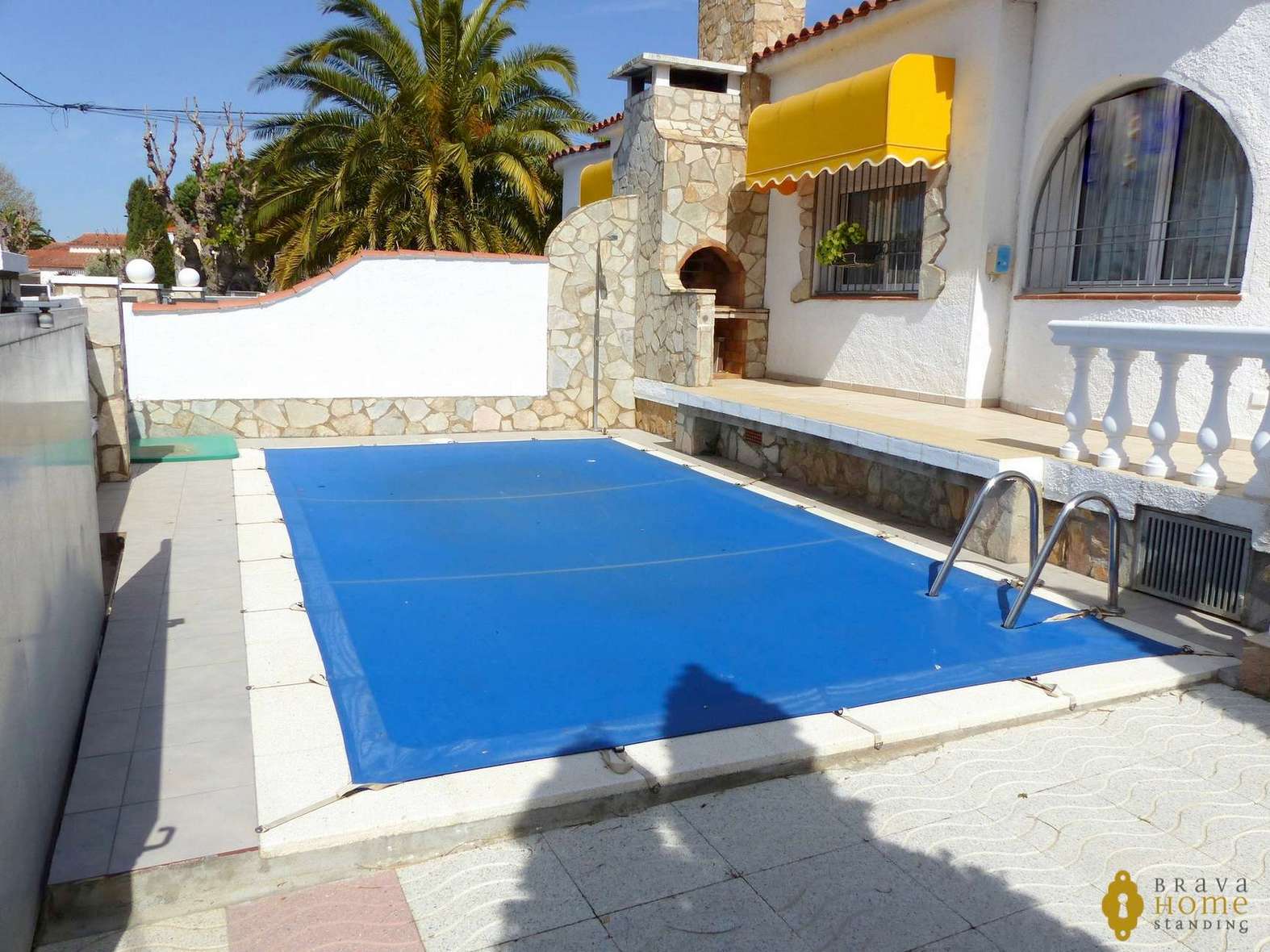 Preciosa villa con piscina en venta en Empuriabrava