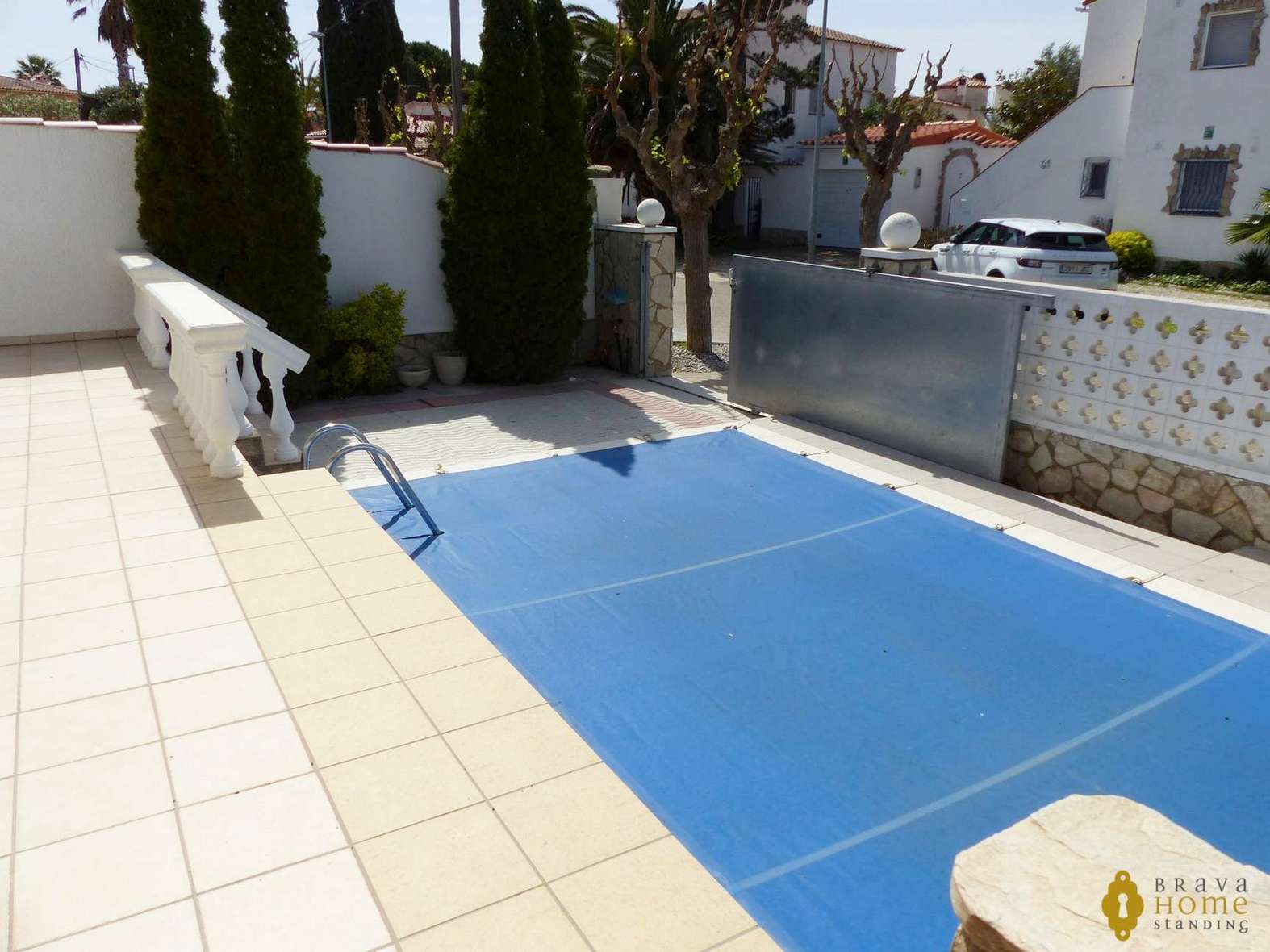 Preciosa villa con piscina en venta en Empuriabrava