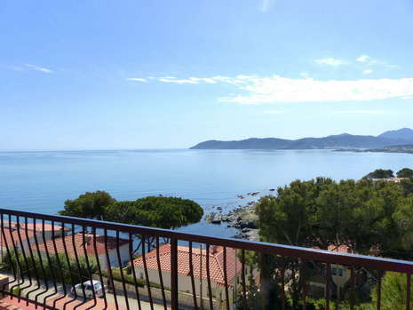 Superb apartment with a breathtaking sea view, for sale in Llança