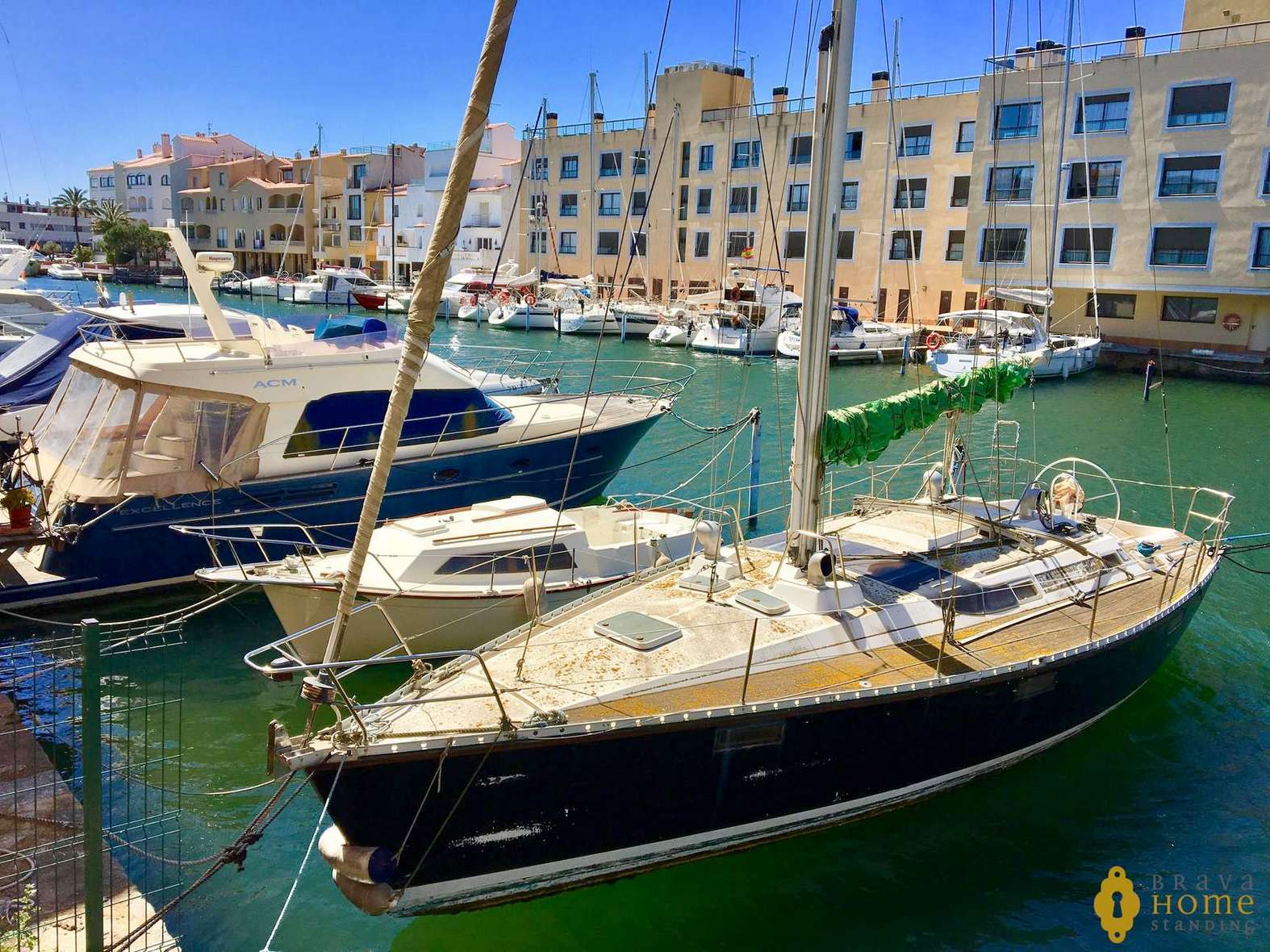 Precioso apartamento con vistas al canal, en venta en Empuriabrava