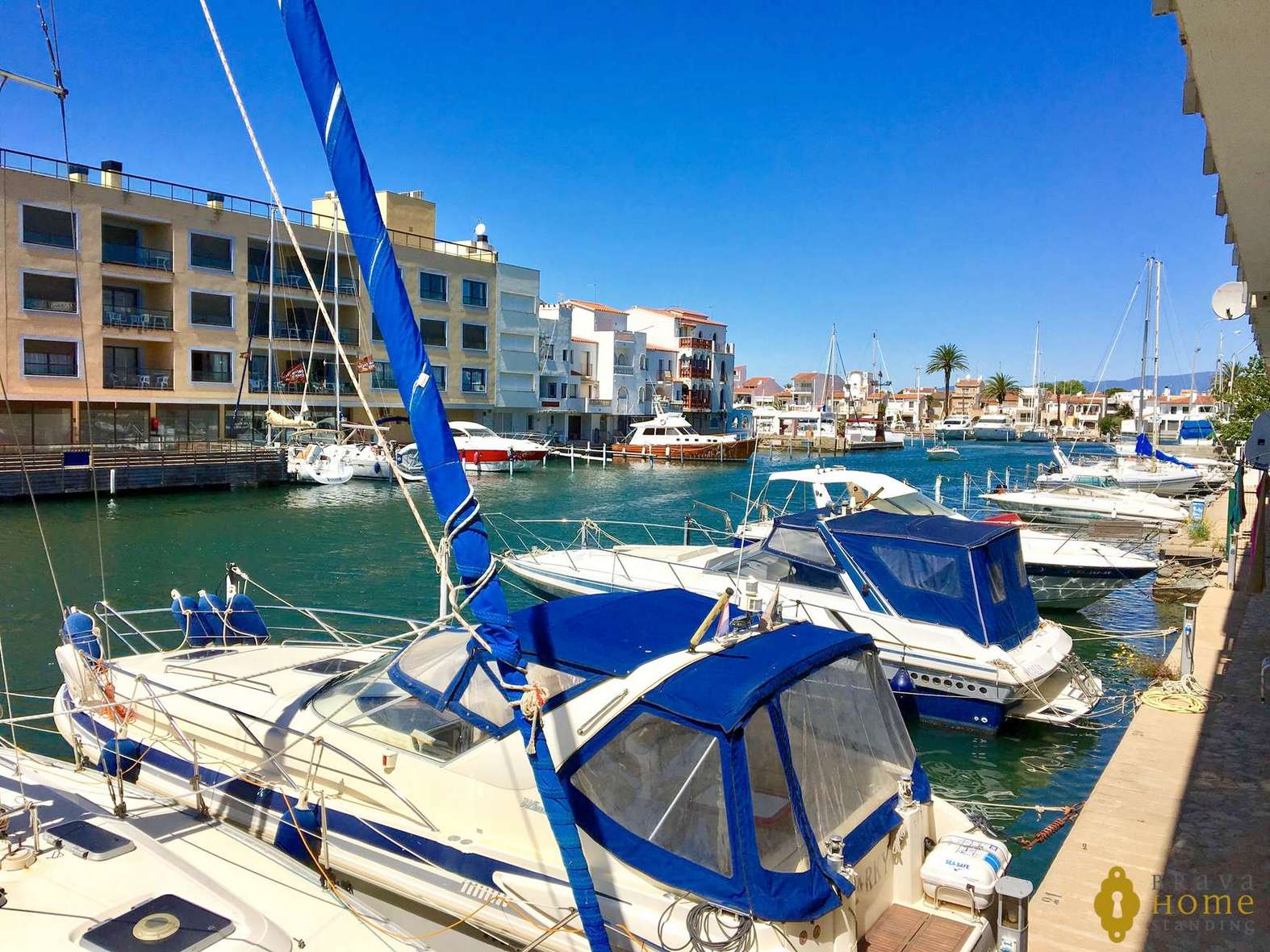 Precioso apartamento con vistas al canal, en venta en Empuriabrava