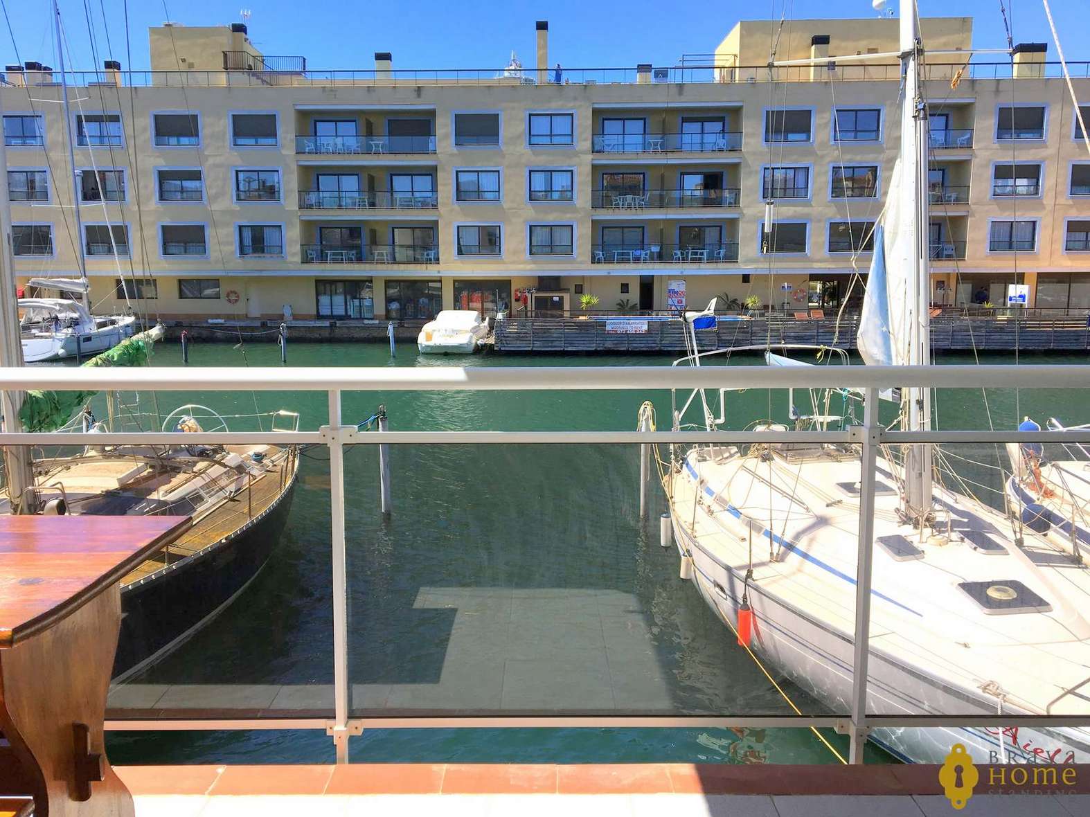 Precioso apartamento con vistas al canal, en venta en Empuriabrava