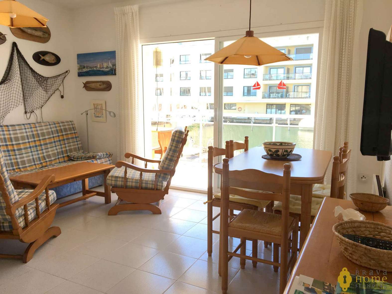 Bonic apartament amb vistes al canal, en venda a Empuriabrava