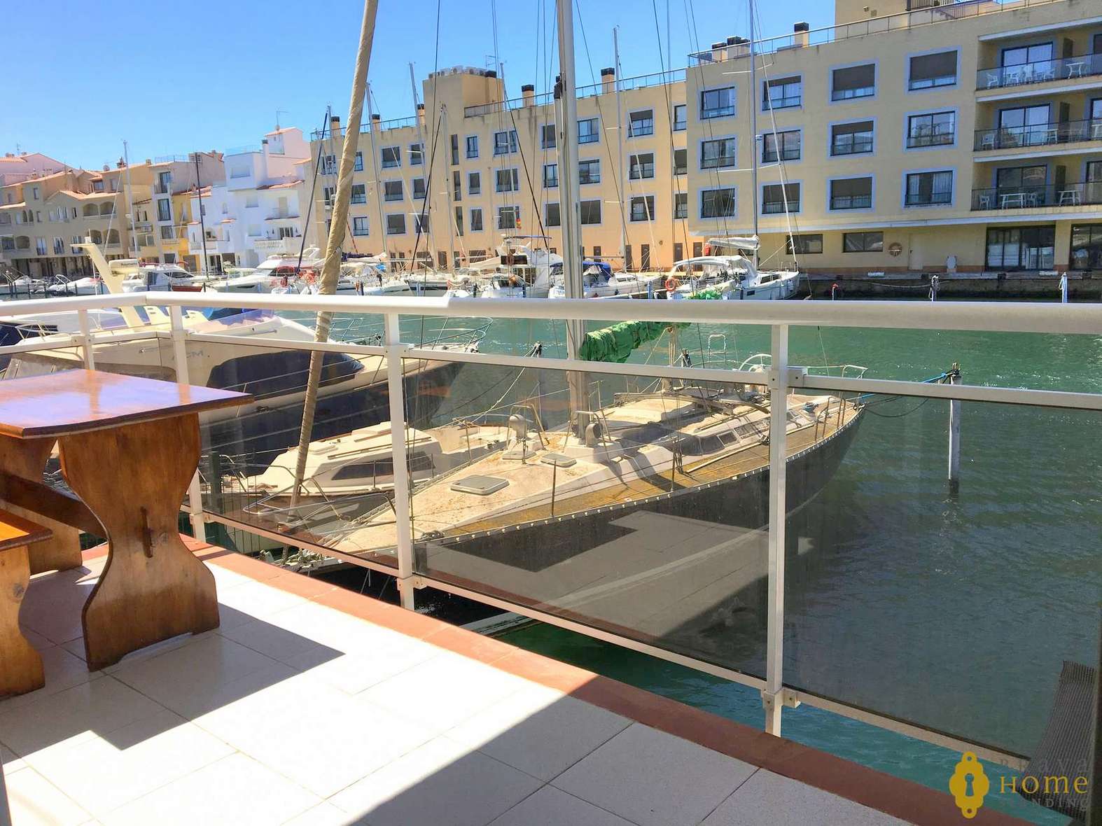 Precioso apartamento con vistas al canal, en venta en Empuriabrava