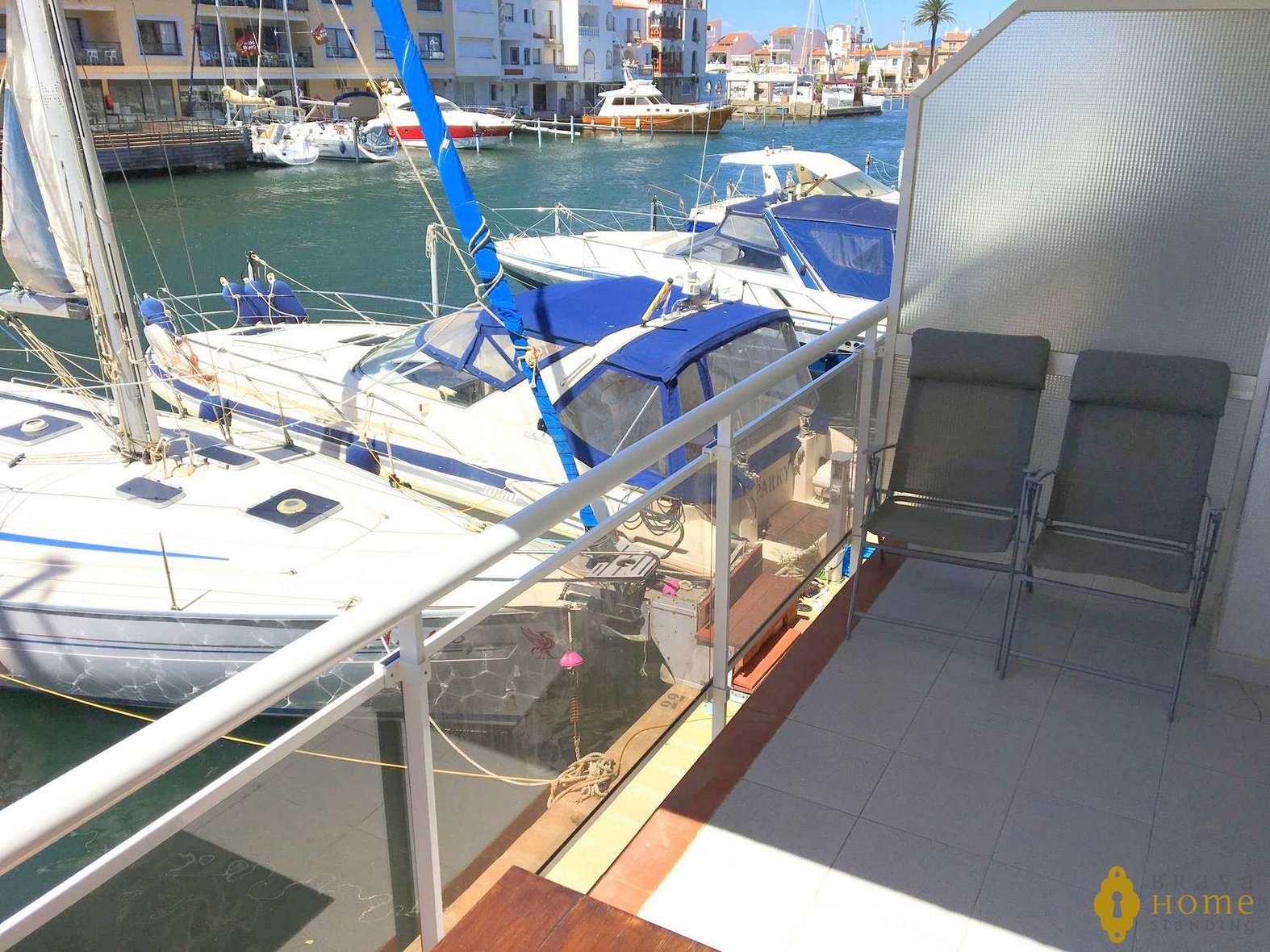 Precioso apartamento con vistas al canal, en venta en Empuriabrava