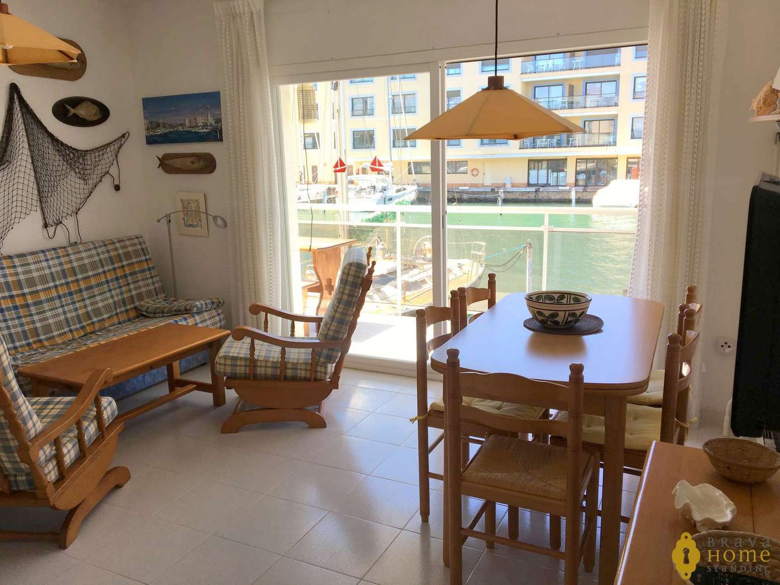 Precioso apartamento con vistas al canal, en venta en Empuriabrava