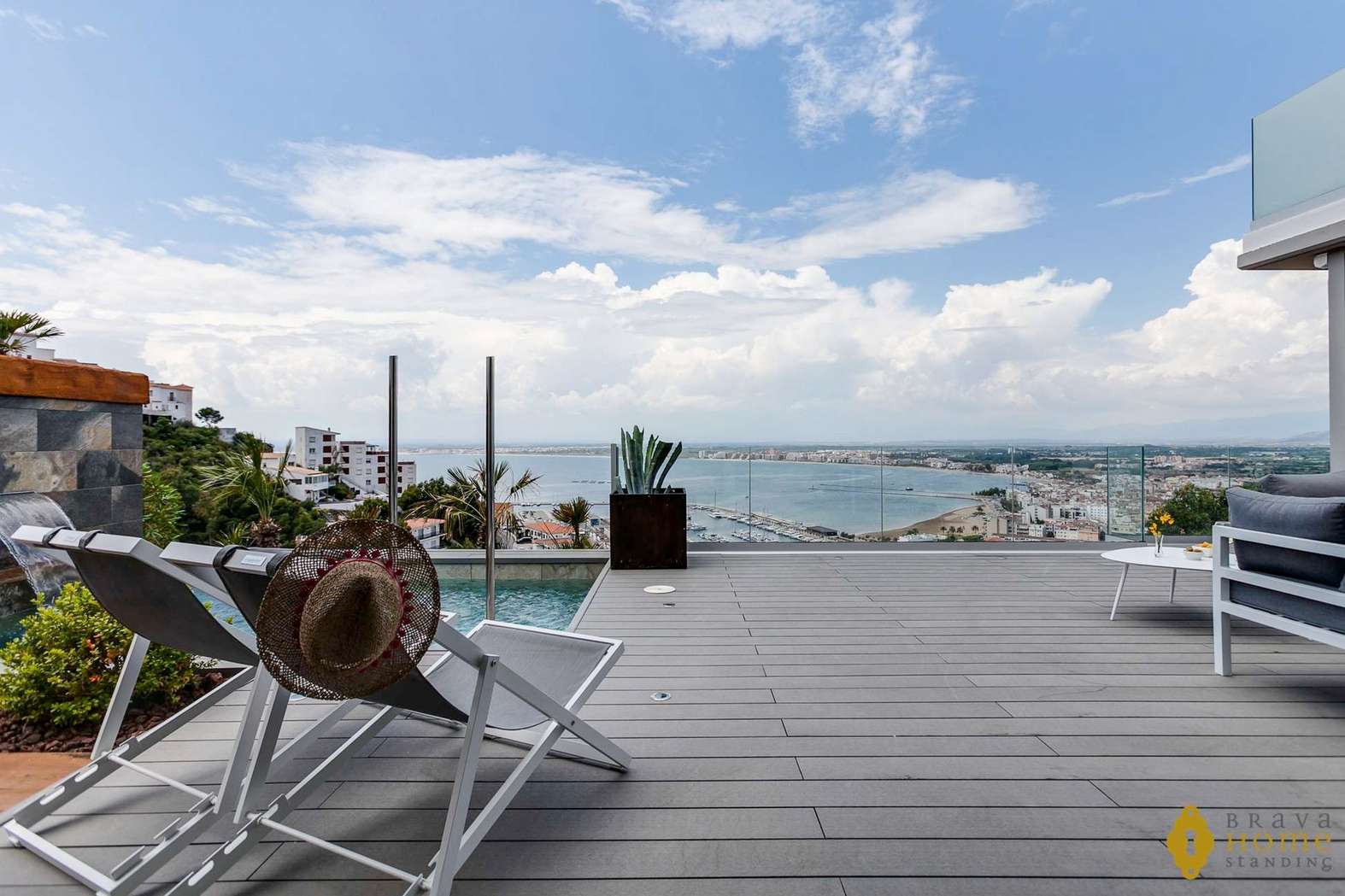 BEAUTIFUL NEW HOUSE WITH SEA VIEWS FOR SALE IN ROSAS