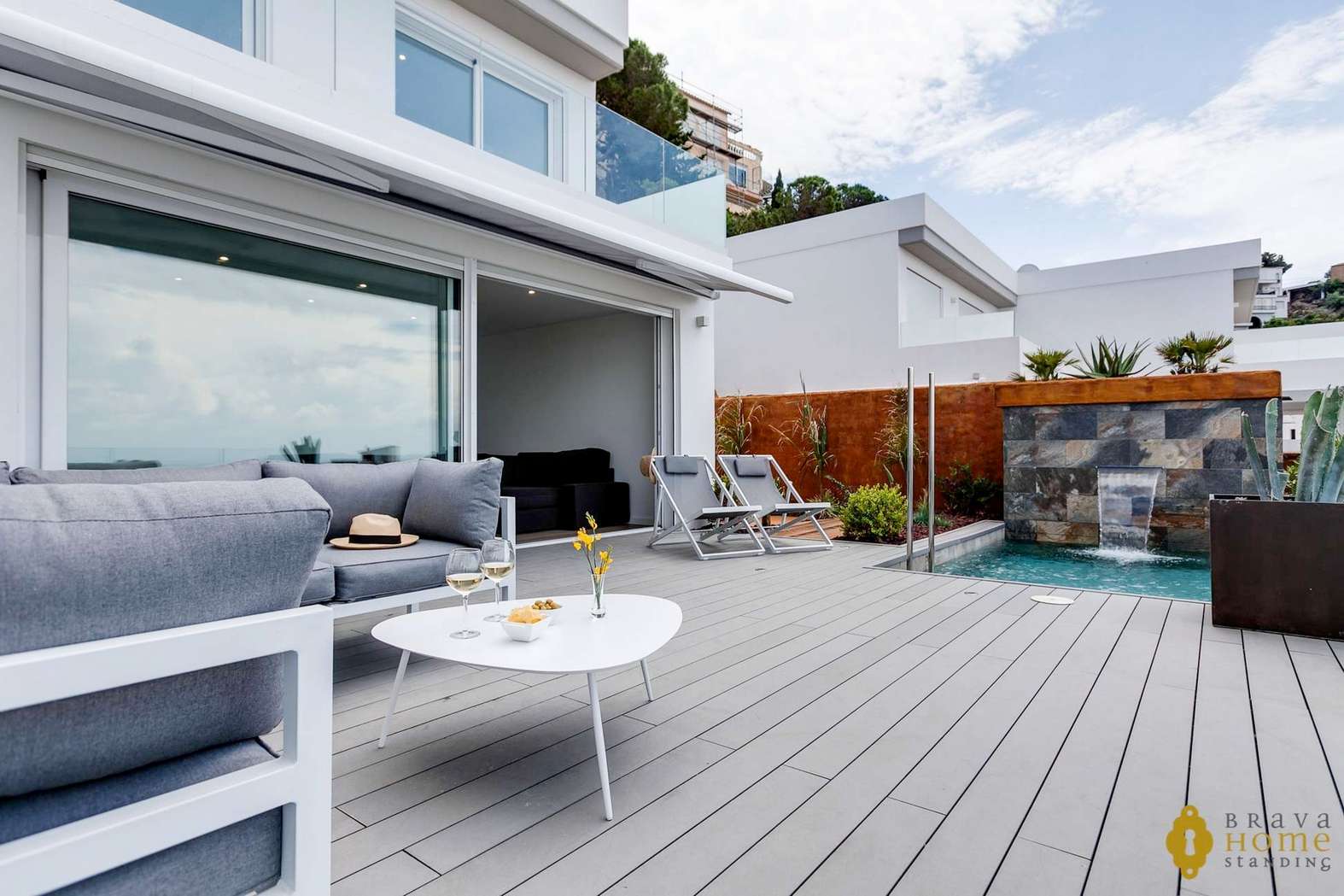 BEAUTIFUL NEW HOUSE WITH SEA VIEWS FOR SALE IN ROSAS