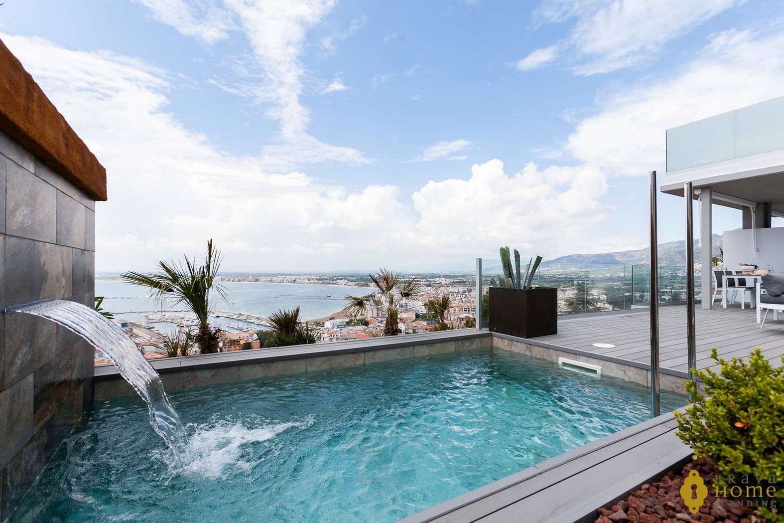 BEAUTIFUL NEW HOUSE WITH SEA VIEWS FOR SALE IN ROSAS