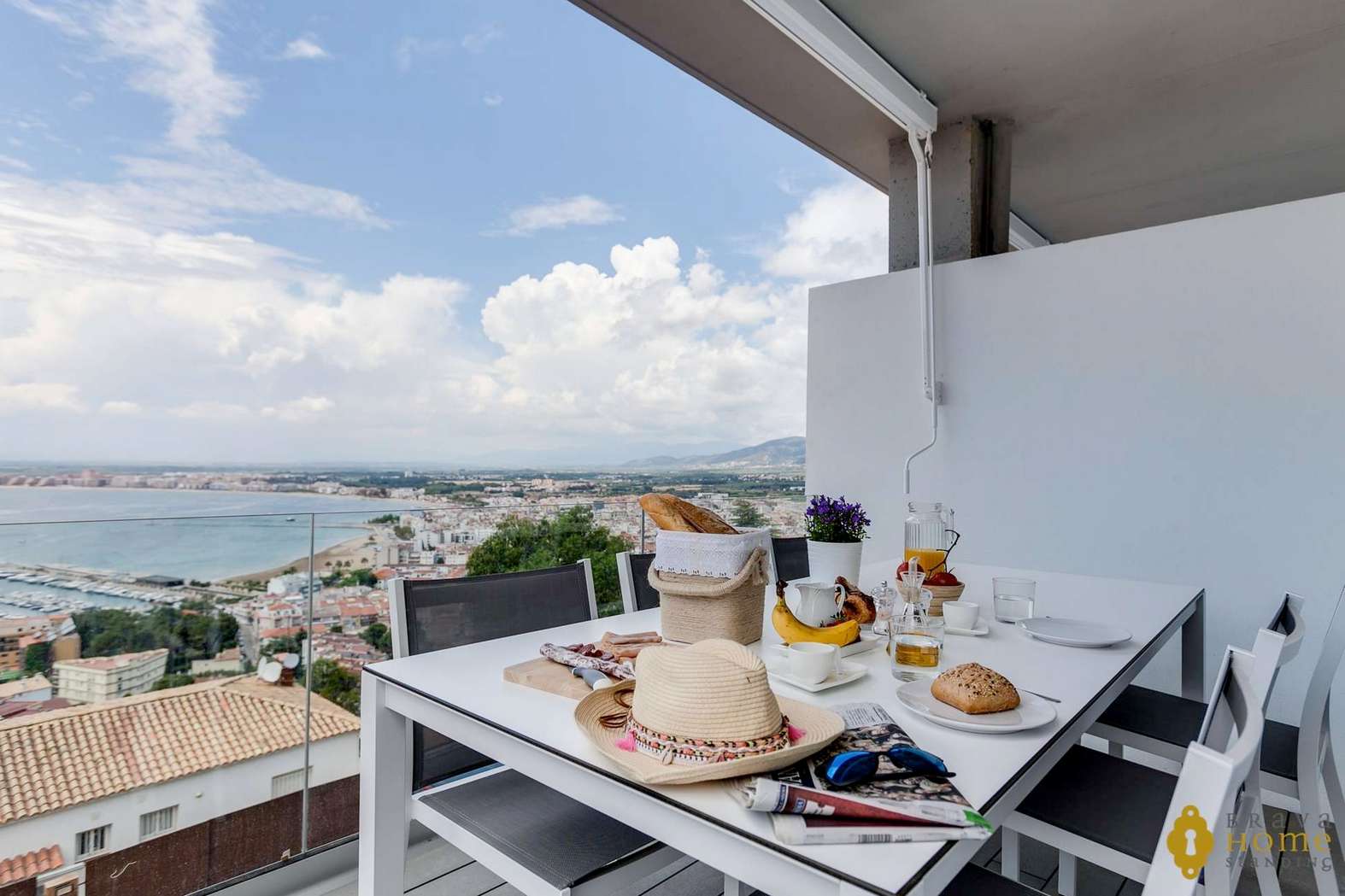 BEAUTIFUL NEW HOUSE WITH SEA VIEWS FOR SALE IN ROSAS