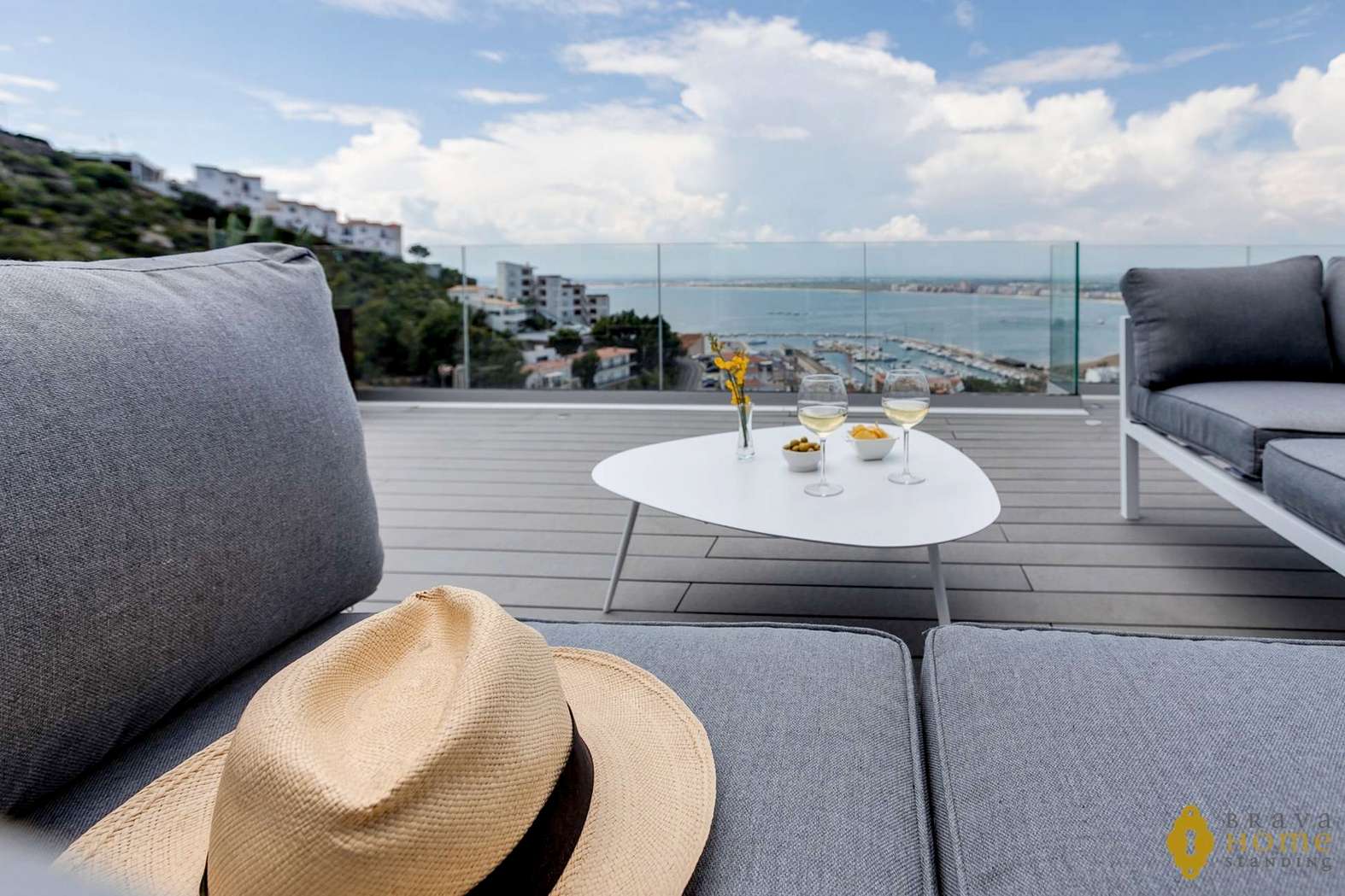 BEAUTIFUL NEW HOUSE WITH SEA VIEWS FOR SALE IN ROSAS