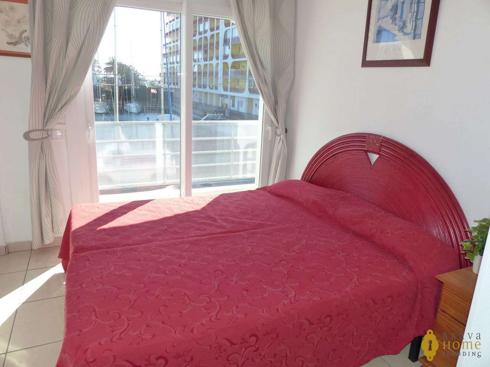 APARTAMENT A PROP DE LA PLATJA AMB VISTA CANAL EN VENDA A EMPURIABRAVA 