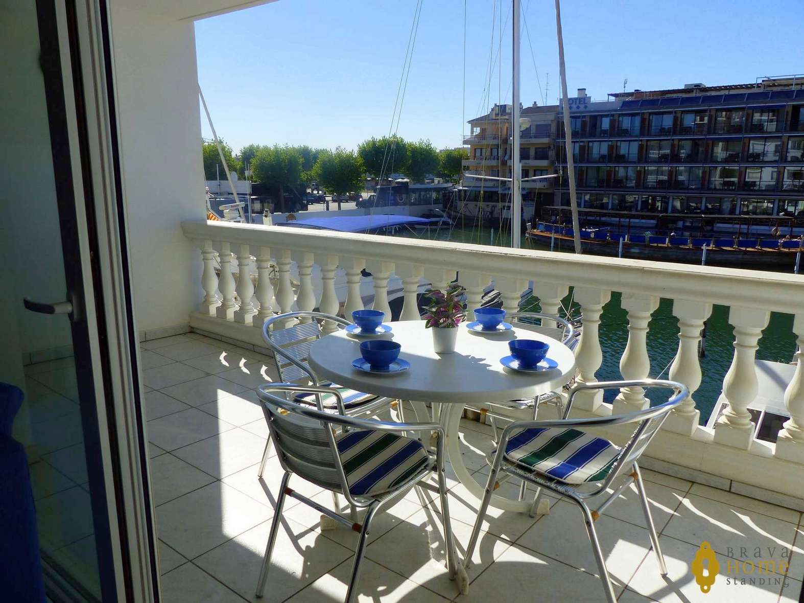 APARTAMENT A PROP DE LA PLATJA AMB VISTA CANAL EN VENDA A EMPURIABRAVA 