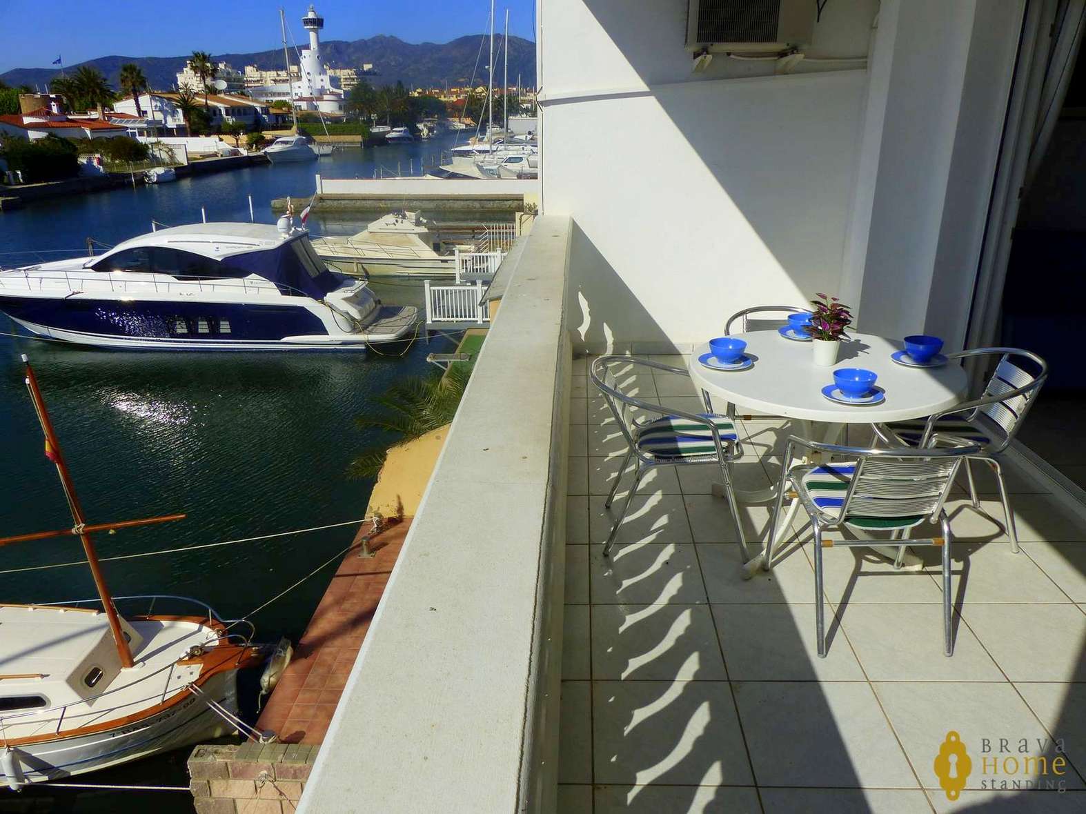 APARTAMENT A PROP DE LA PLATJA AMB VISTA CANAL EN VENDA A EMPURIABRAVA 