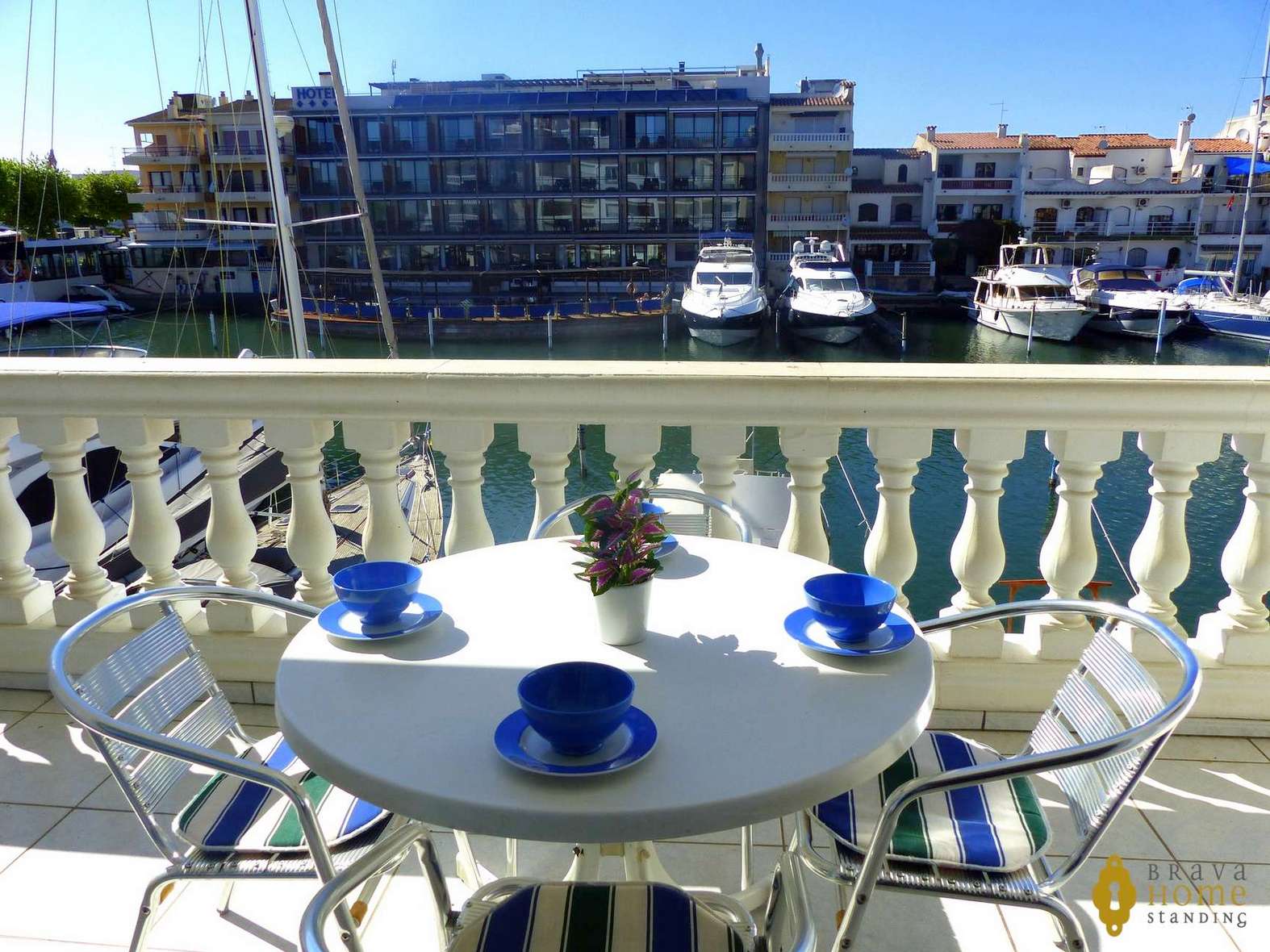 APARTAMENT A PROP DE LA PLATJA AMB VISTA CANAL EN VENDA A EMPURIABRAVA 