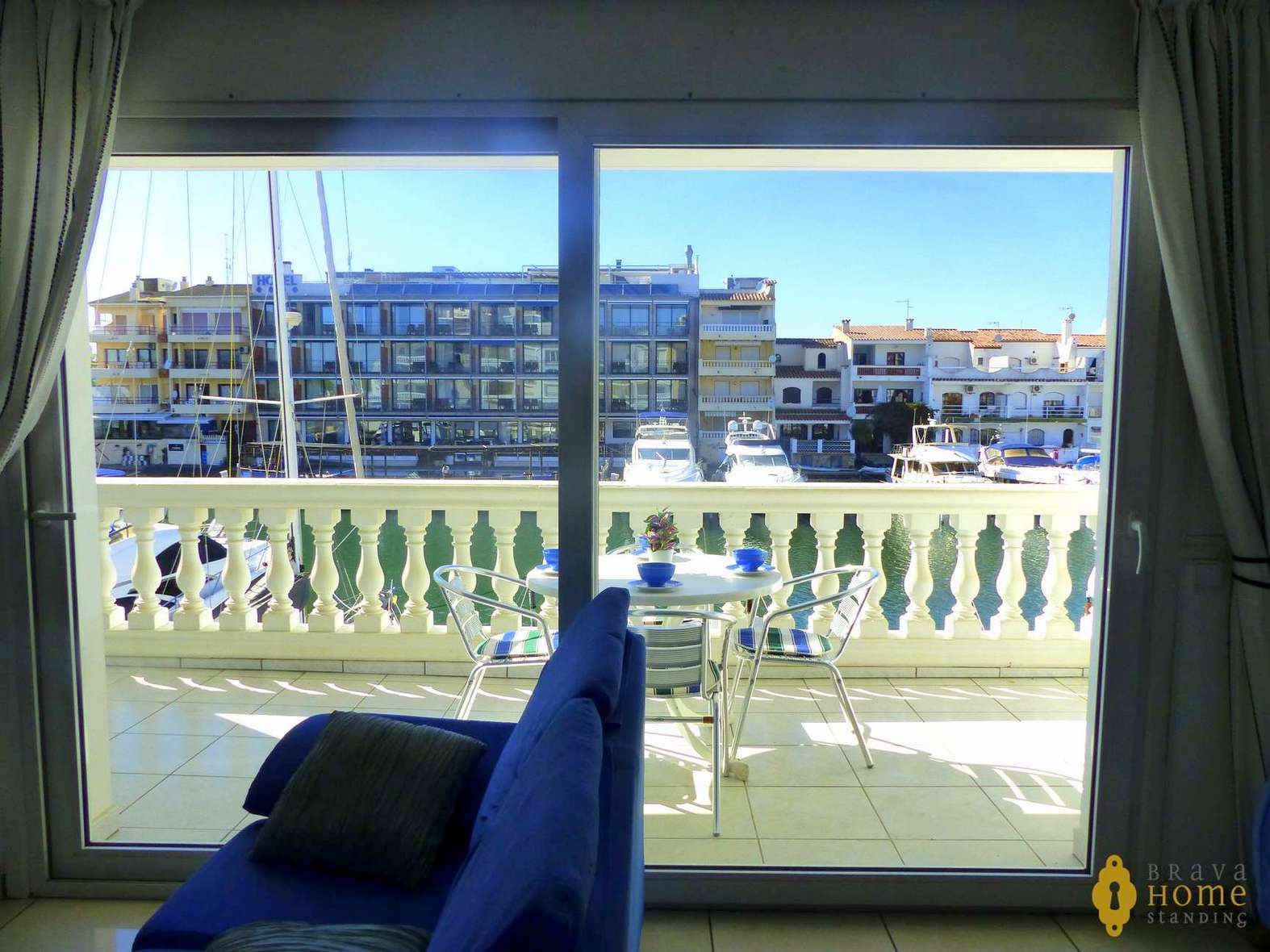 APARTAMENT A PROP DE LA PLATJA AMB VISTA CANAL EN VENDA A EMPURIABRAVA 