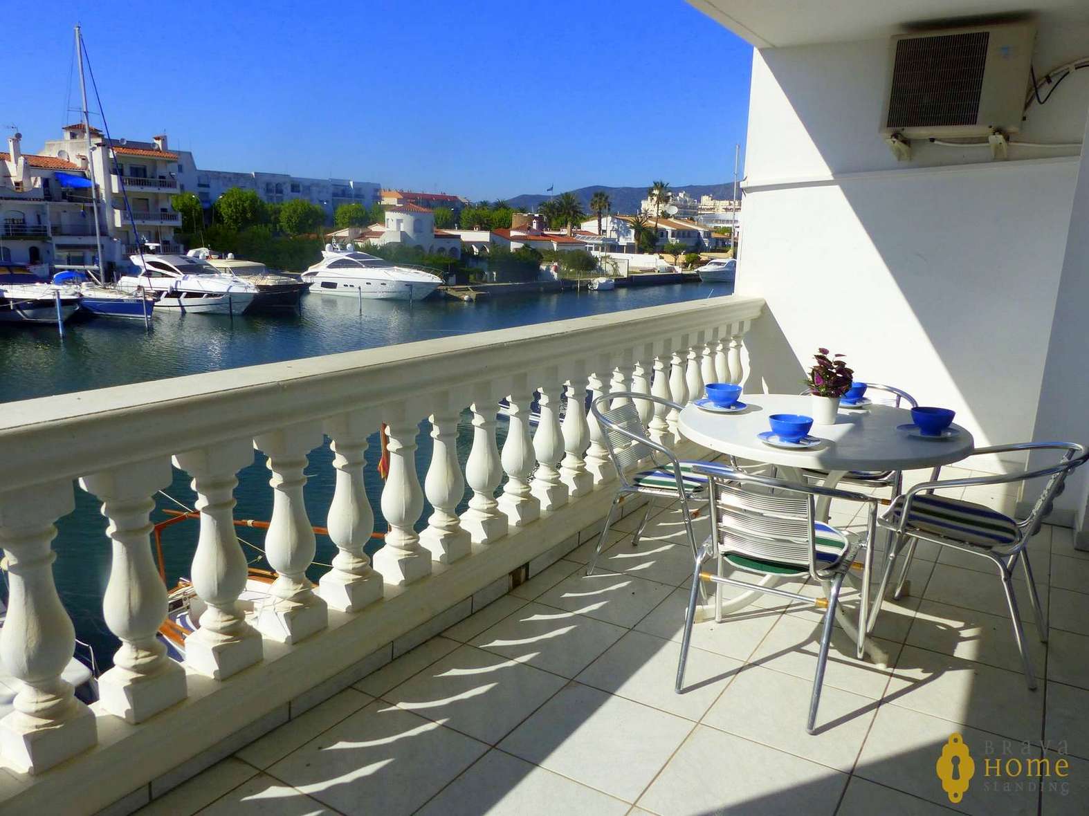 APARTAMENT A PROP DE LA PLATJA AMB VISTA CANAL EN VENDA A EMPURIABRAVA 