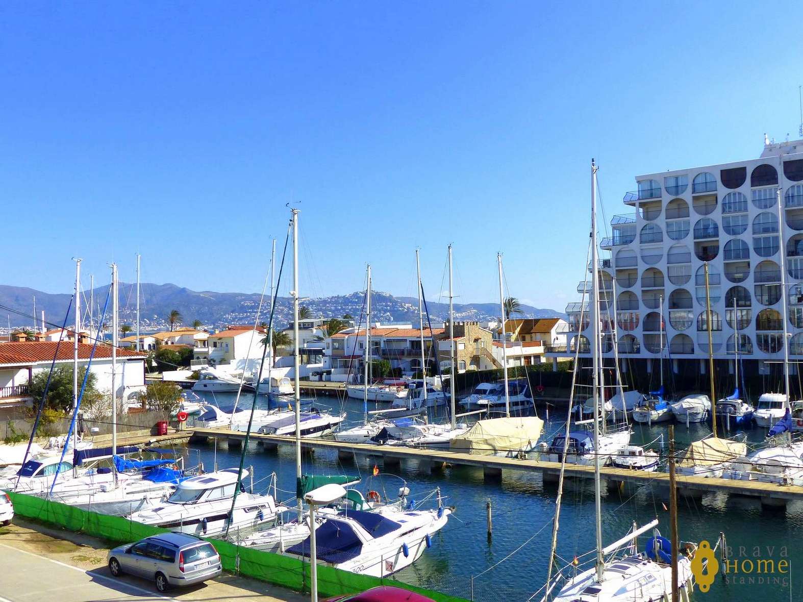 APARTAMENT A PROP DE LA PLATJA AMB VISTA CANAL EN VENDA A EMPURIABRAVA