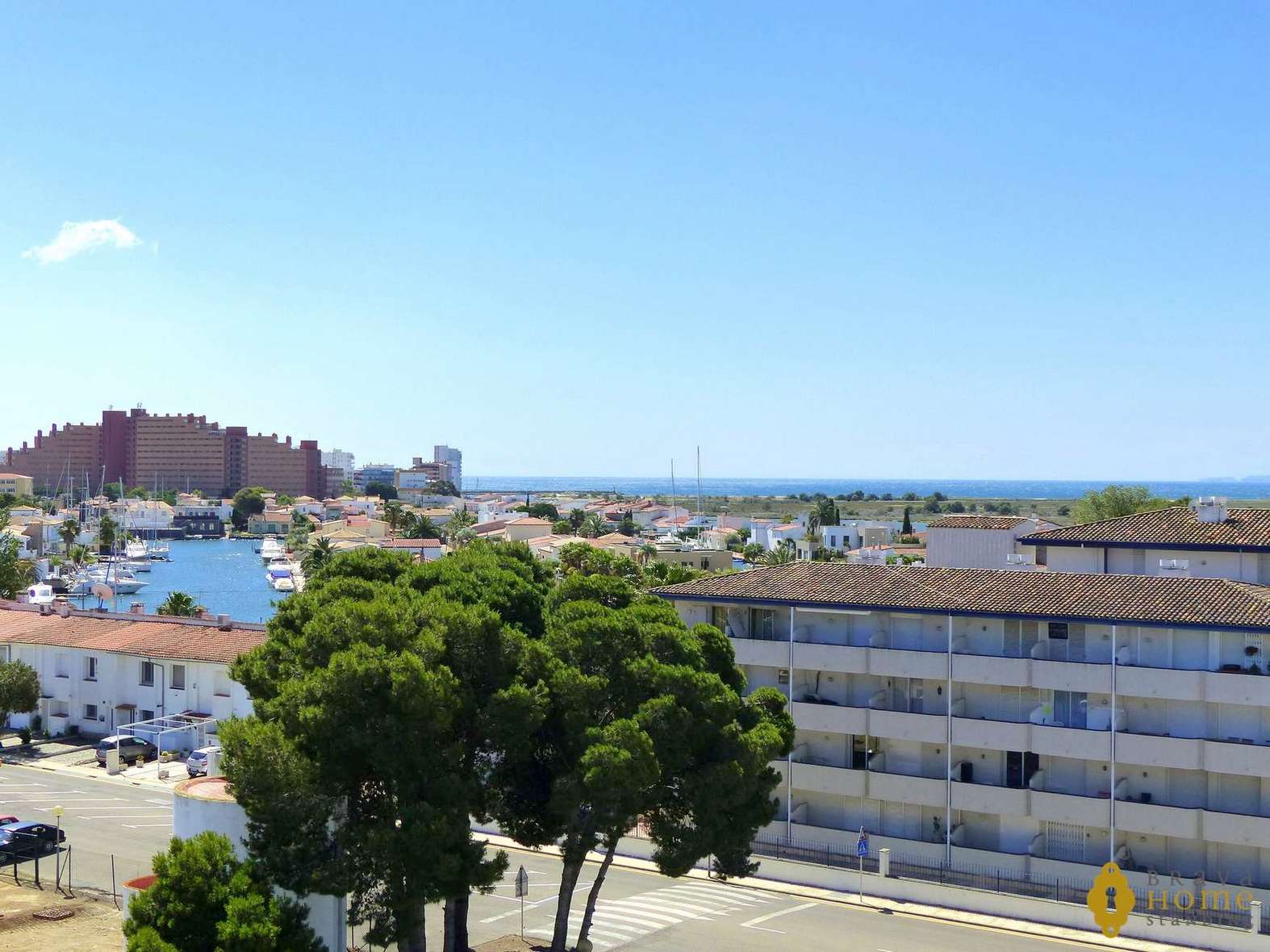 Bonic àtic amb terrassa, vistes al mar, i piscina, en venda a Roses - Santa Margarida