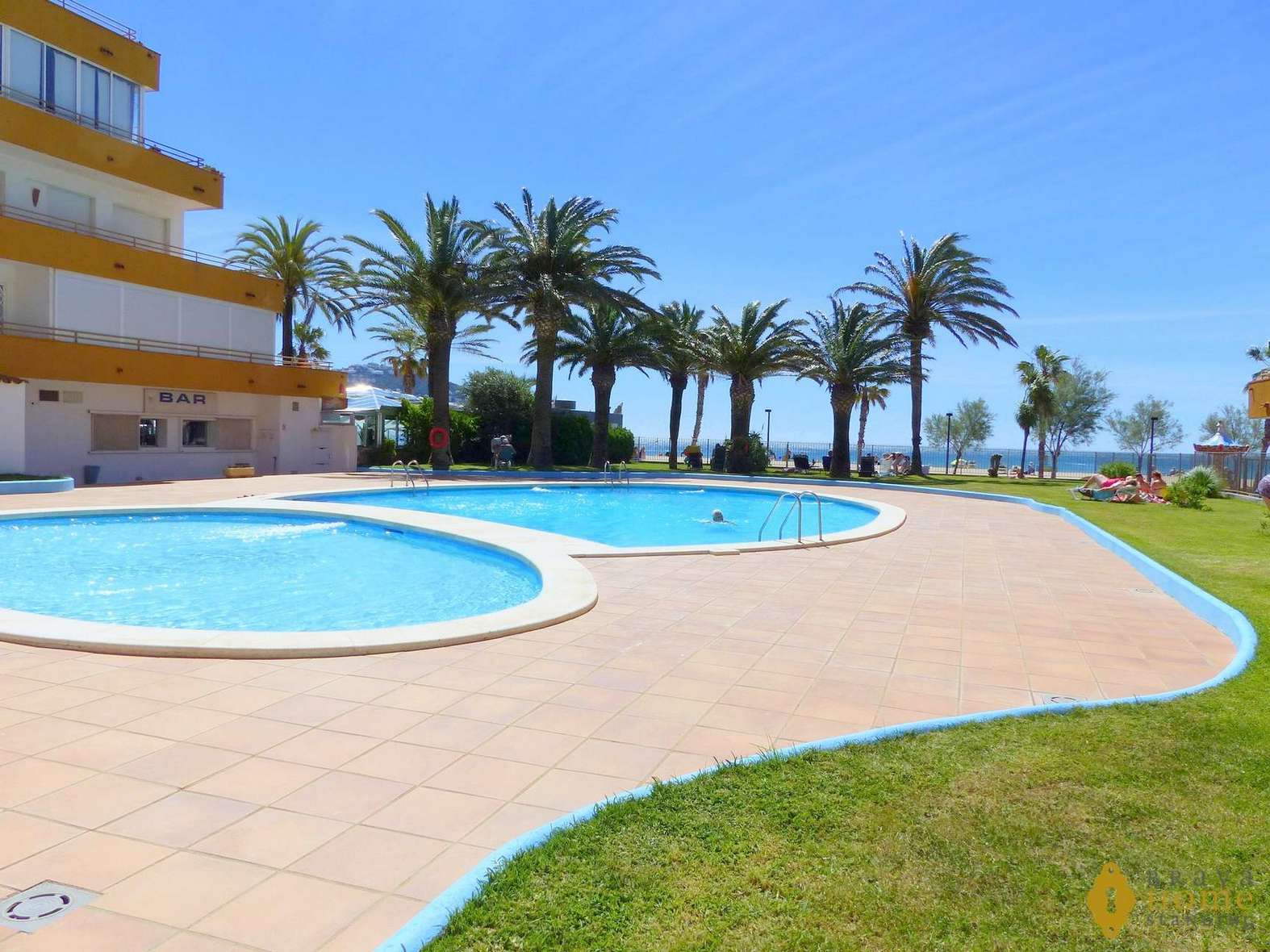 APARTMENT IN FIRST LINE OF SEA FOR SALE IN ROSAS