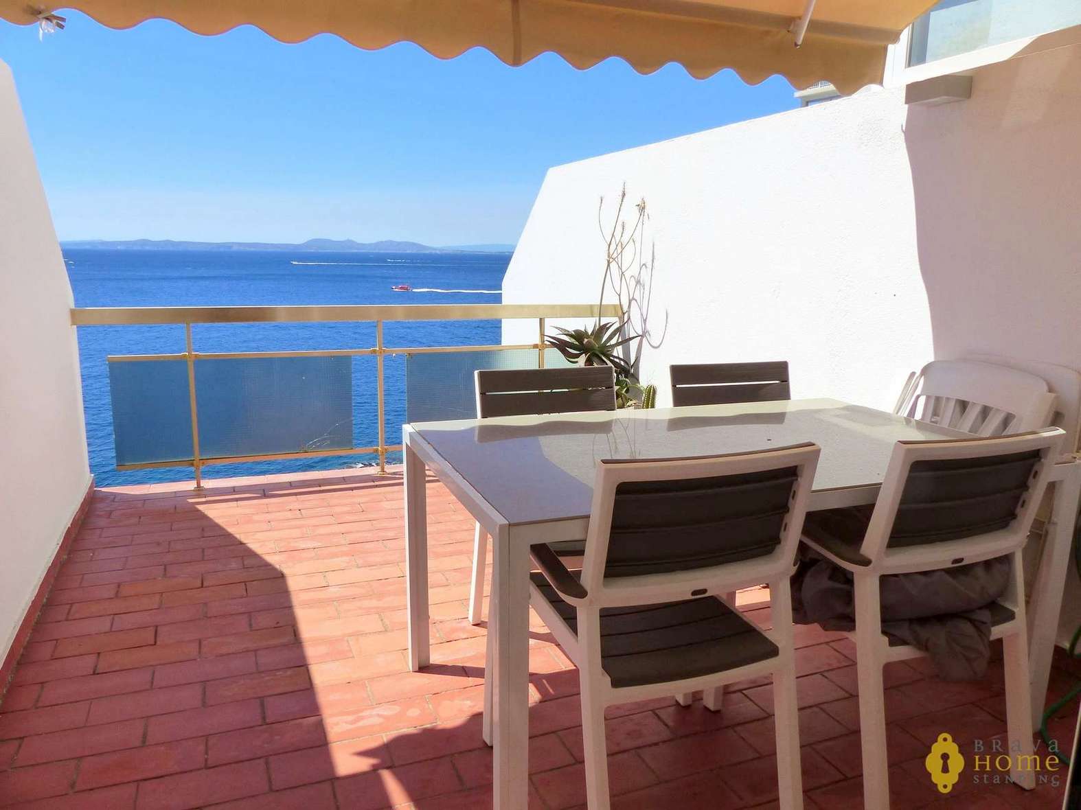 Splendid apartment in 1st line of sea with private garage in Rosas