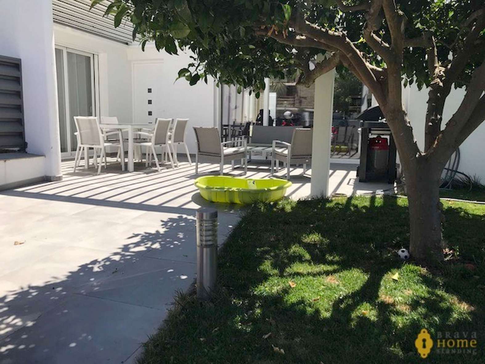 Hermosa villa reformada con jacuzzi en venta en Rosas Santa Margarita