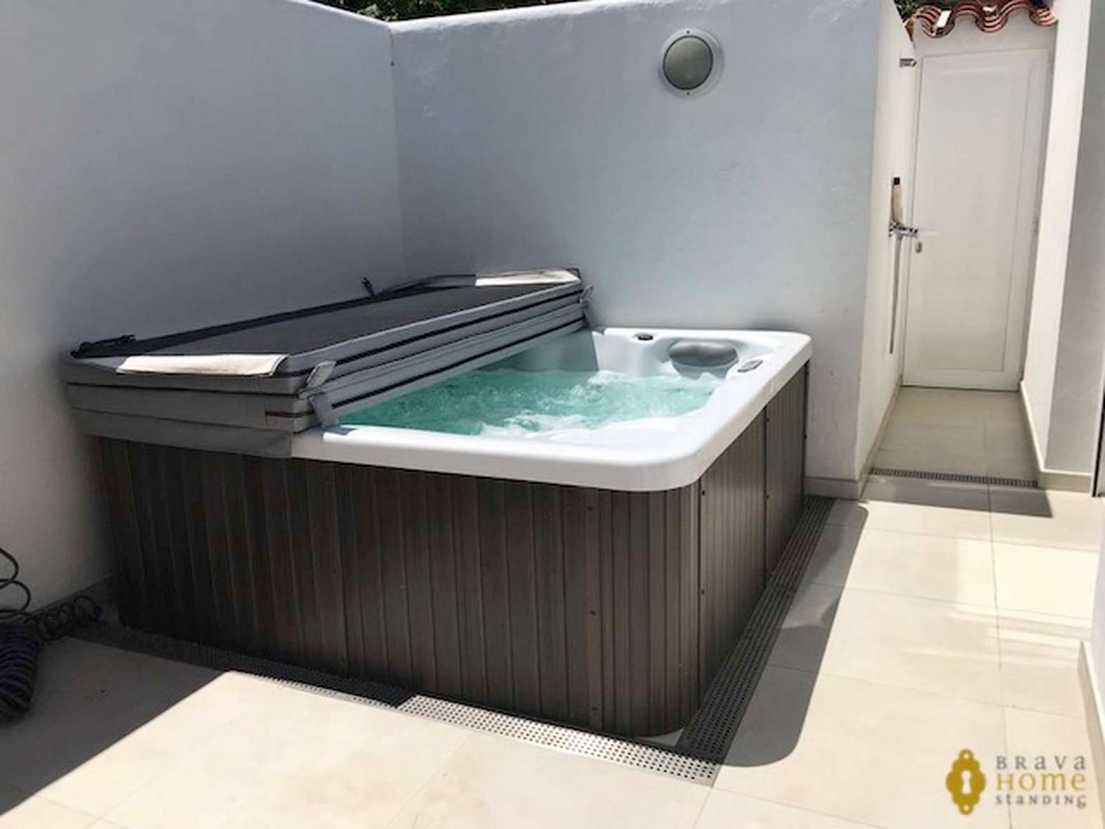 Hermosa villa reformada con jacuzzi en venta en Rosas Santa Margarita