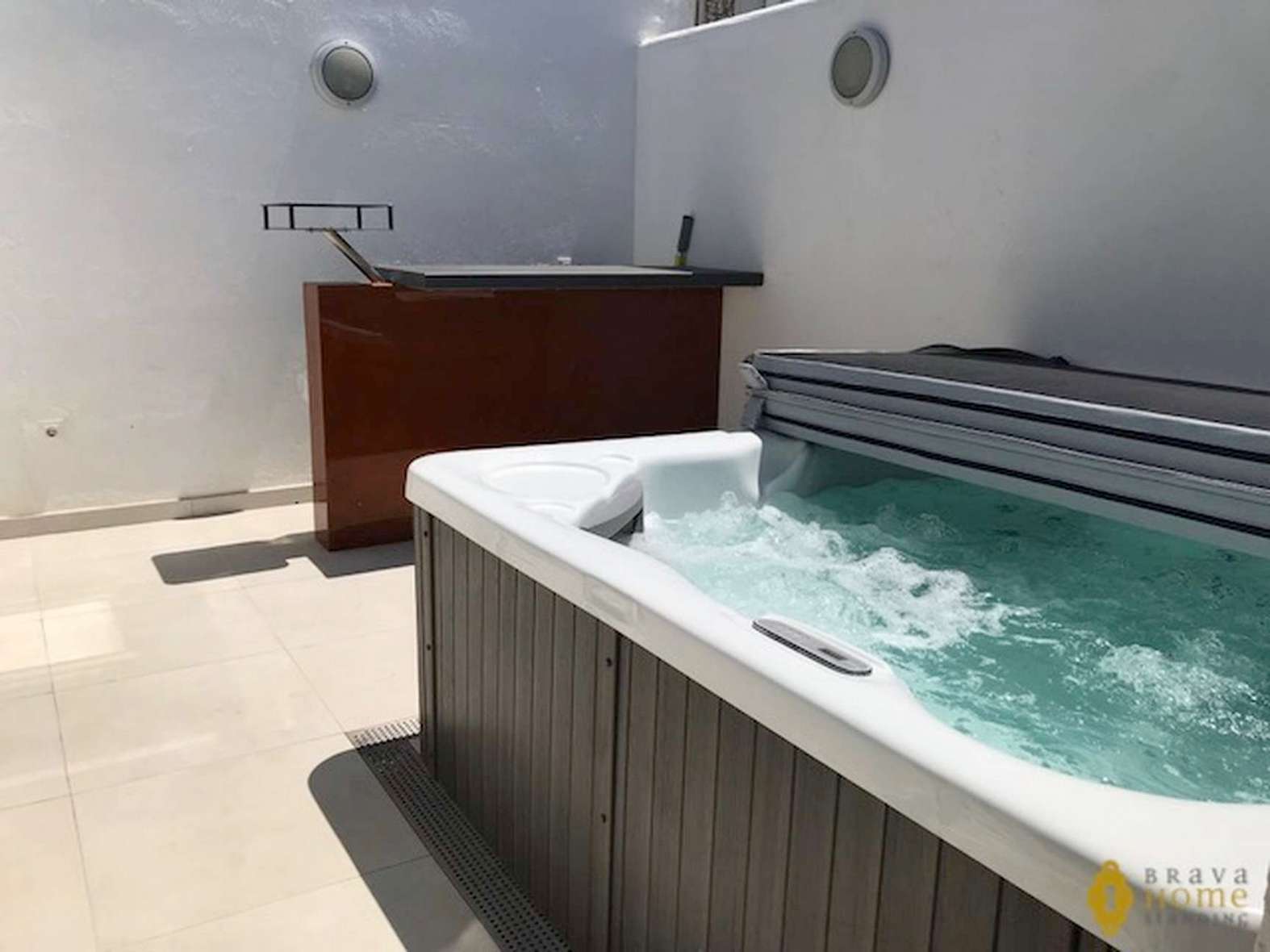 Hermosa villa reformada con jacuzzi en venta en Rosas Santa Margarita