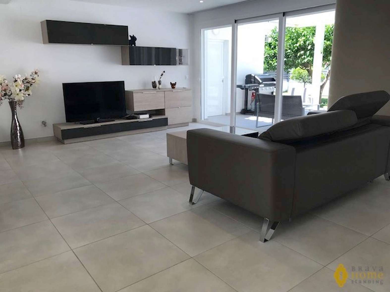 Hermosa villa reformada con jacuzzi en venta en Rosas Santa Margarita