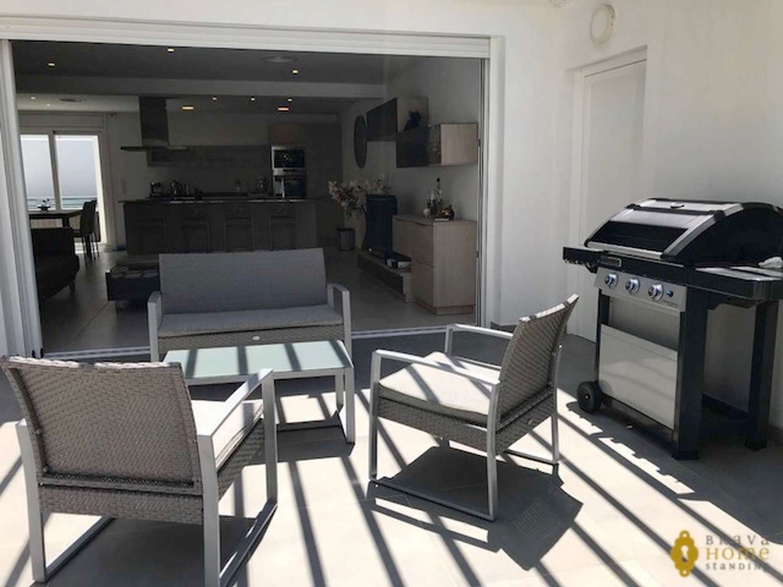 Hermosa villa reformada con jacuzzi en venta en Rosas Santa Margarita